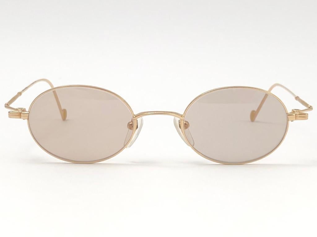 Neu Jean Paul Gaultier kleine ovale Goldrahmen. 
Makellose Brillengläser, die einen fertigen JPG-Look vervollständigen.

Erstaunliches Design mit starken und doch komplizierten Details.
Entwurf und Herstellung in den 1990er Jahren.
Neu, nie getragen