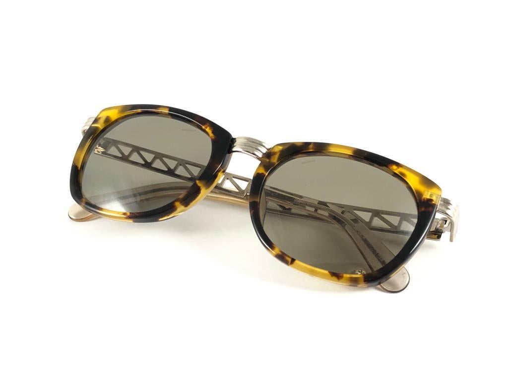 Superb collectors item!! New Jean Paul Gaultier 56 0272 Eiffel Tower tortoise and metal frame. Spotless light green lenses that complete a ready to wear JPG look. amazing design with strong yet intricate details. design and produced in the 1900's.
