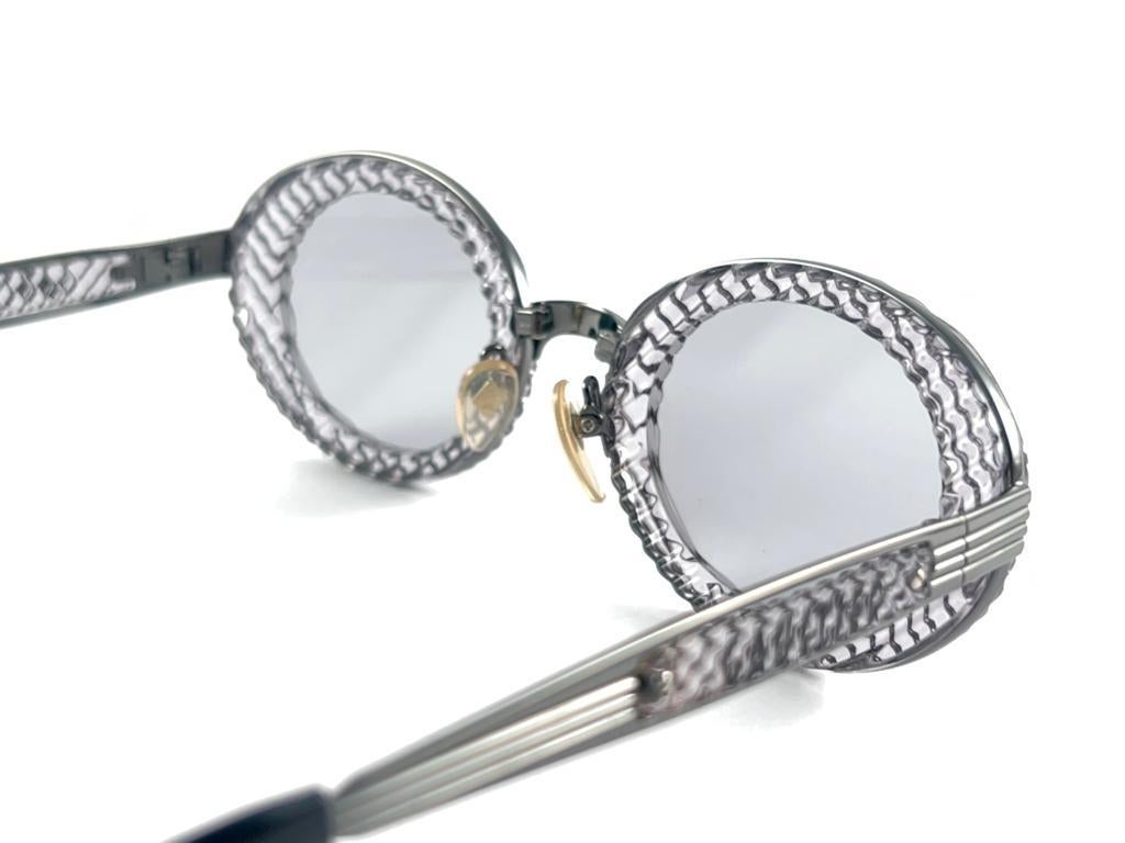 
Neues Sammlerstück! Neu Jean Paul Gaultier 56 5201 Oval transluzenten Rahmen mit detaillierten Details auf den Bügeln. 



Hellgraue Brillengläser, die einen Ready-to-Wear-Look vervollständigen Jpg. Erstaunliches Design mit starken und ausgefeilten