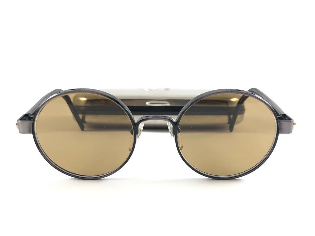 
Nuovo Jean Paul Gaultier 56 9274 Round Space Grey Frame.  Lenti medie marroni che completano un look pronto da indossare Jpg. 
Un design sorprendente, con dettagli forti e complessi. Una vera e propria dichiarazione di moda. Questo articolo può