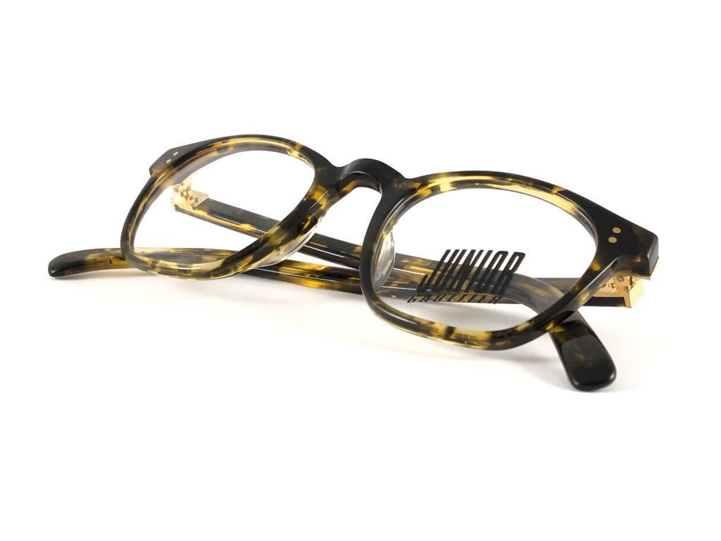 New Jean Paul Gaultier 57 0071 medium yellow tortoise frame. 

Amazing design with strong and elaborated details. Made in the 1990's. 

New, never worn or displayed. a true fashion statement.



Measurements:


Front :                  13.5