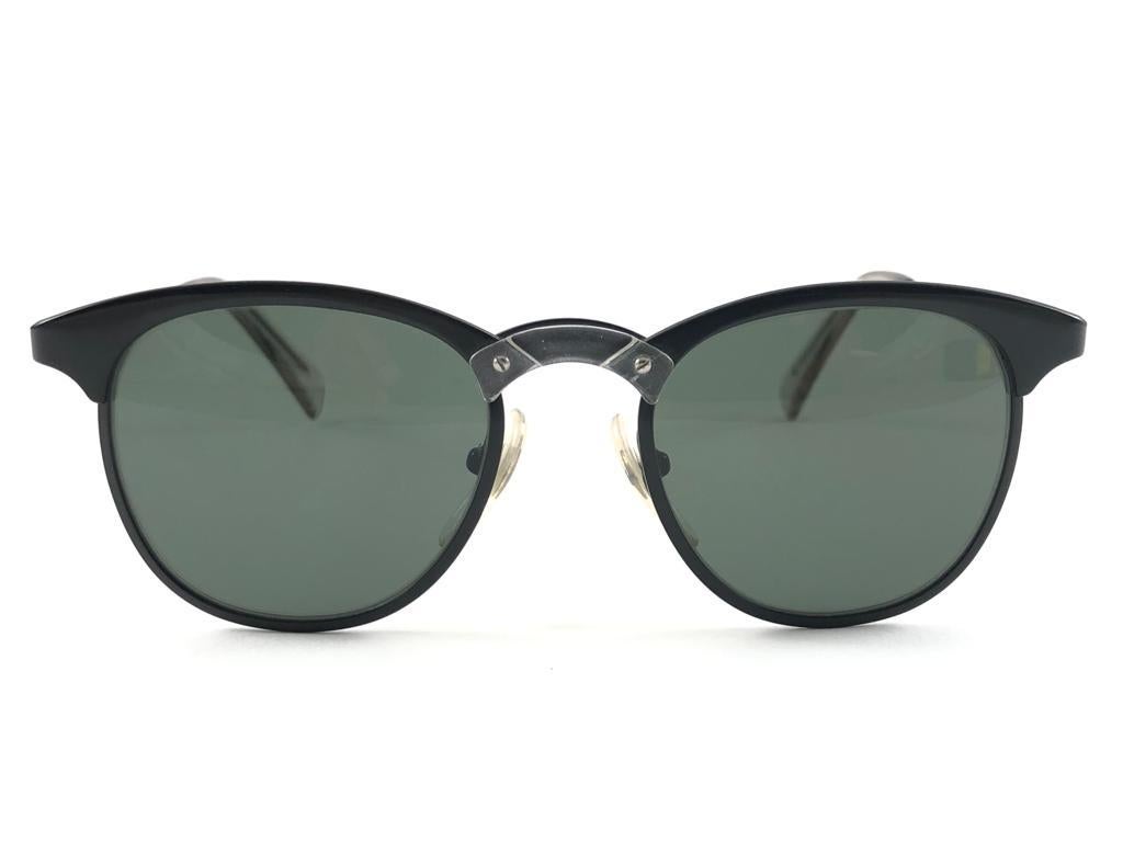 Nouveau Jean Paul Gaultier medium black frame. 
Les verres gris moyen complètent un look JPG prêt à porter.

Un design étonnant avec des détails à la fois forts et complexes.
Conçue et produite dans les années 1990.
Neuf, jamais porté ou exposé.
Cet