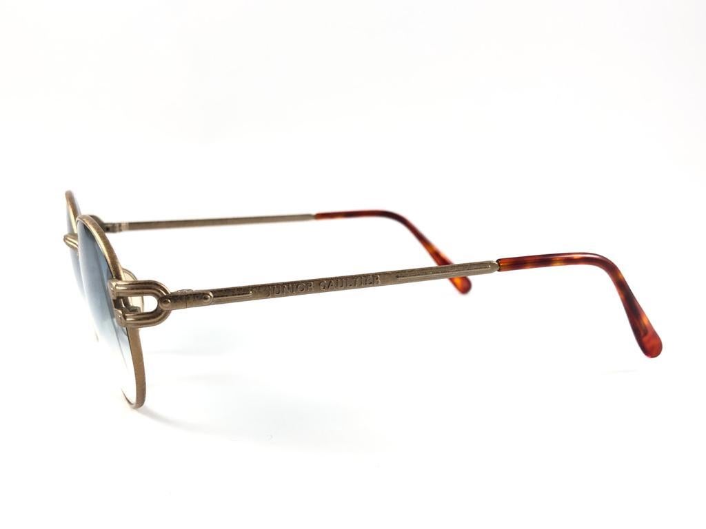 Nouveau cadre en cuivre moyen Jean Paul Gaultier. 
Des lentilles dégradées qui complètent un look JPG prêt à porter.

Un design étonnant avec des détails à la fois forts et complexes.
Conçu et produit dans les années 1990.
Neuf, jamais porté ou