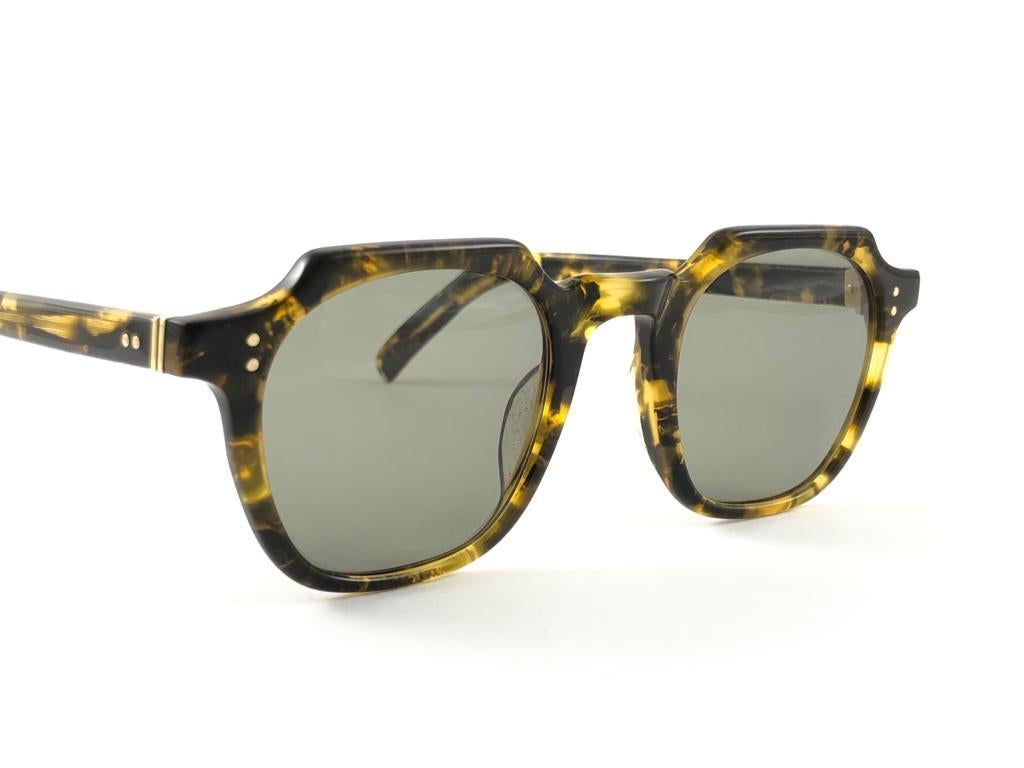 New Jean Paul Gaultier 58 0071 medium yellow tortoise frame. 

Amazing design with strong and elaborated details. Made in the 1990's. 

New, never worn or displayed. A true fashion statement.



Measurements:


Front :                 13.5 cms

Lens