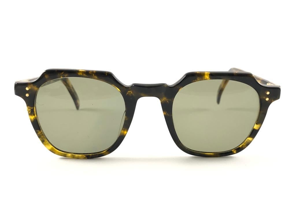 New Jean Paul Gaultier 58 0071 medium yellow tortoise frame. 

Amazing design with strong and elaborated details. Made in the 1990's. 

New, never worn or displayed. A true fashion statement.



Measurements:


Front :                 13.5 cms

Lens