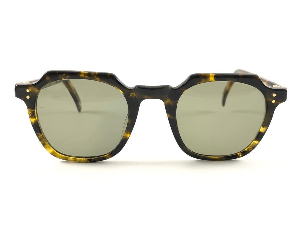 Nueva montura Jean Paul Gaultier 58 0071 amarillo tortuga medio. 

Un diseño asombroso con detalles fuertes y elaborados. Fabricado en la década de 1990. 

Nueva, nunca usada ni expuesta. Una verdadera declaración de moda.



Medidas:


Frente :    
