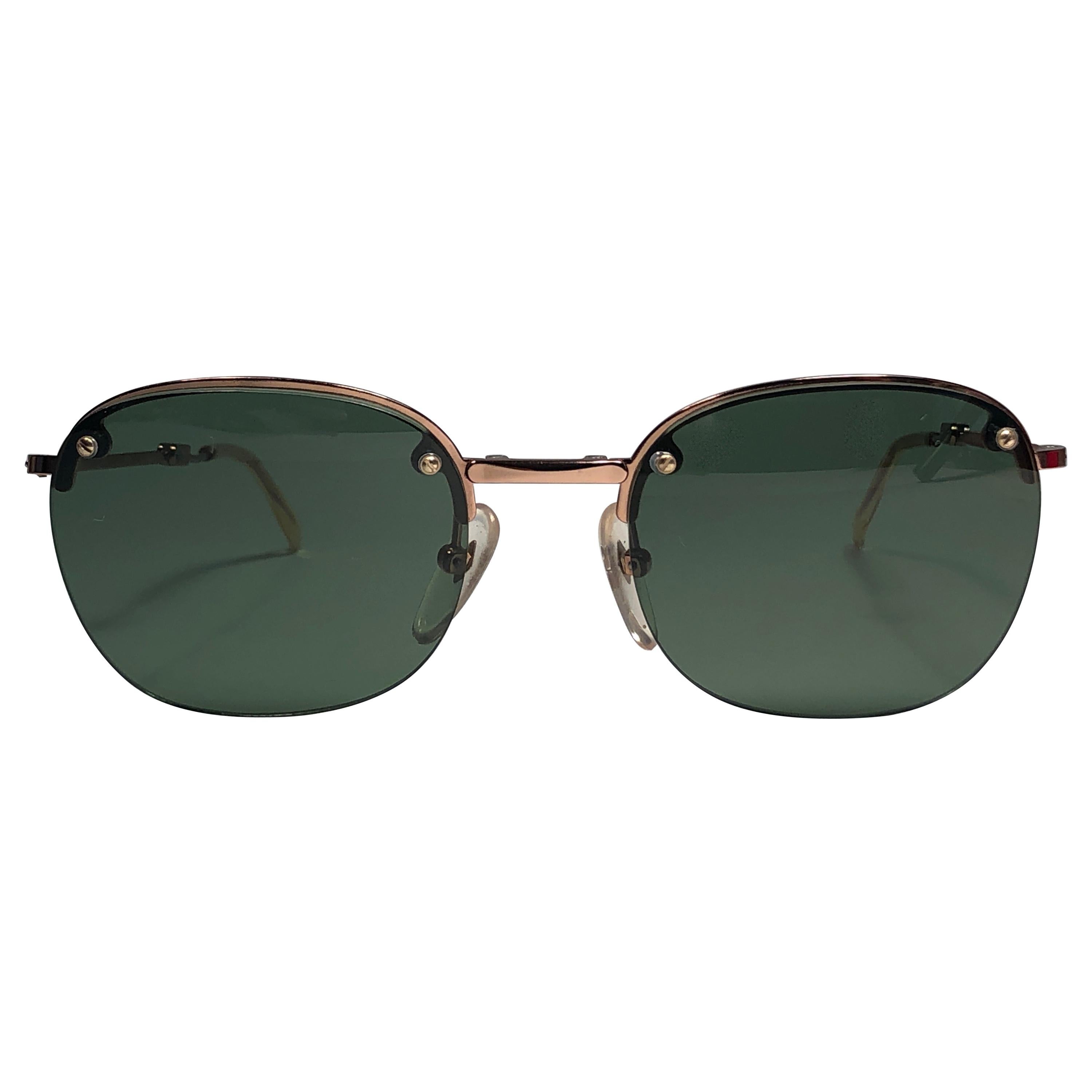 &New Jean Paul Gaultier Halbrahmen faltbare Sonnenbrille.
Smaragdgrüne Gläser, die einen tragbaren JPG-Look vervollständigen.

Erstaunliches Design mit starken, aber raffinierten Details.
Design und Herstellung in den 1990er Jahren.
Neu, nie