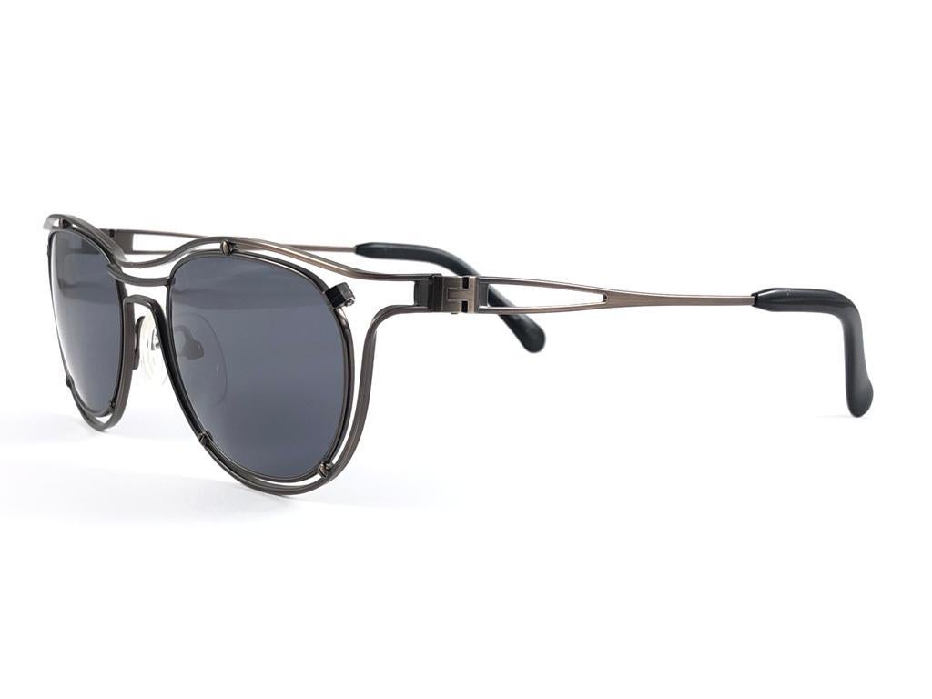 Neu Jean Paul Gaultier mittlere dunkelgraue Rahmen Sonnenbrille.
Mittelgraue Gläser, die einen tragbaren JPG-Look vervollständigen.

Erstaunliches Design mit starken und doch komplizierten Details.
Entwurf und Herstellung in den 1990er Jahren.
Neu,