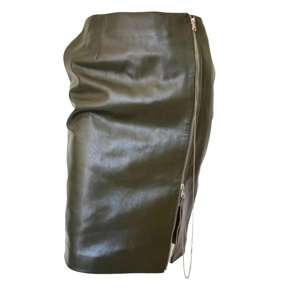 Beautiful Pencil Skirt with Front Zipper and a Chain 
Fabric: Leather. 
100% lambskin. 
Leather clean. 
Fully lined. 
Two side pockets. 
Made in Italy.
 