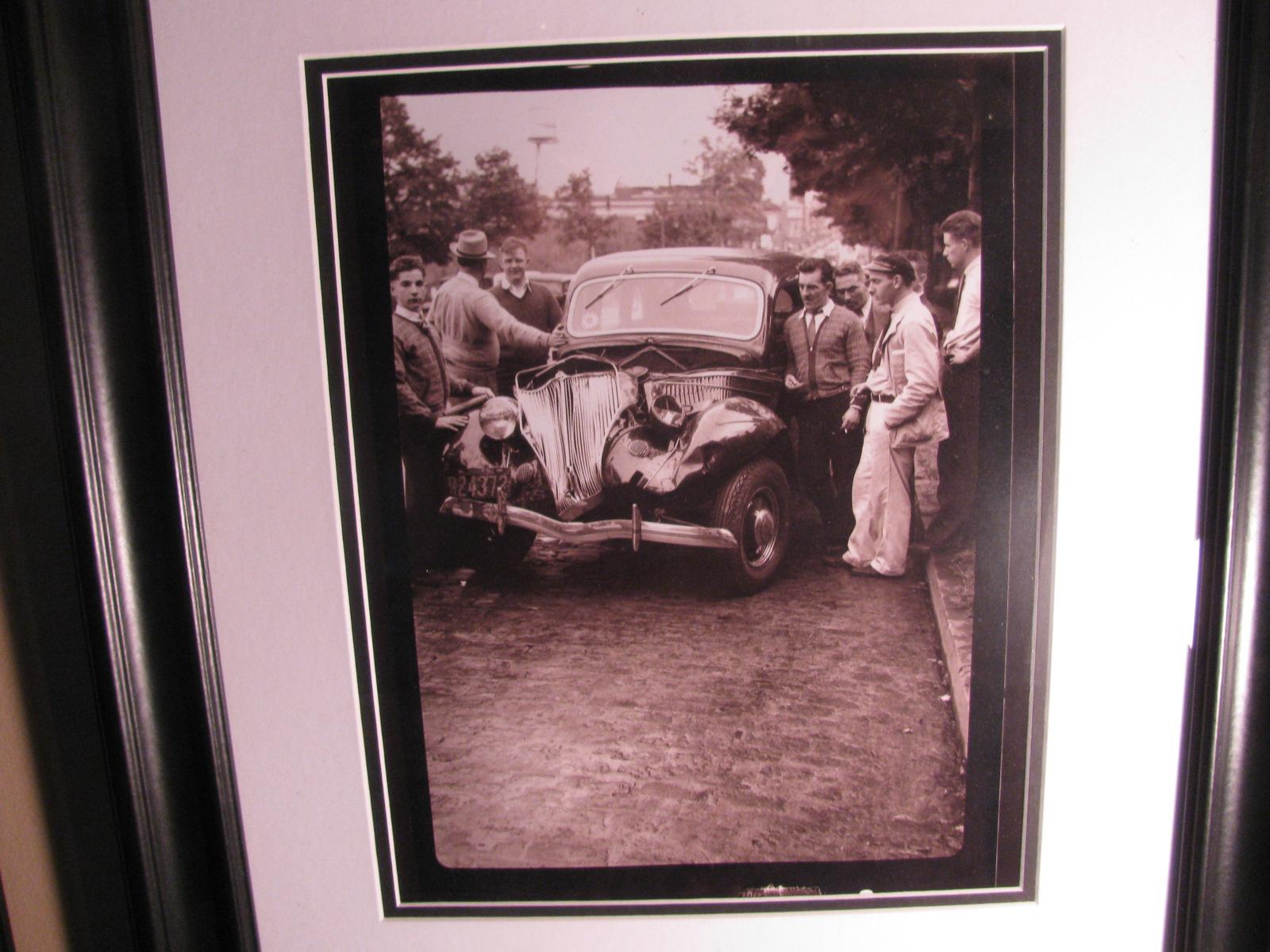 North American New Jersey c1932 Car Crash Photo with Nearby Onlookers in 1932 Garb For Sale