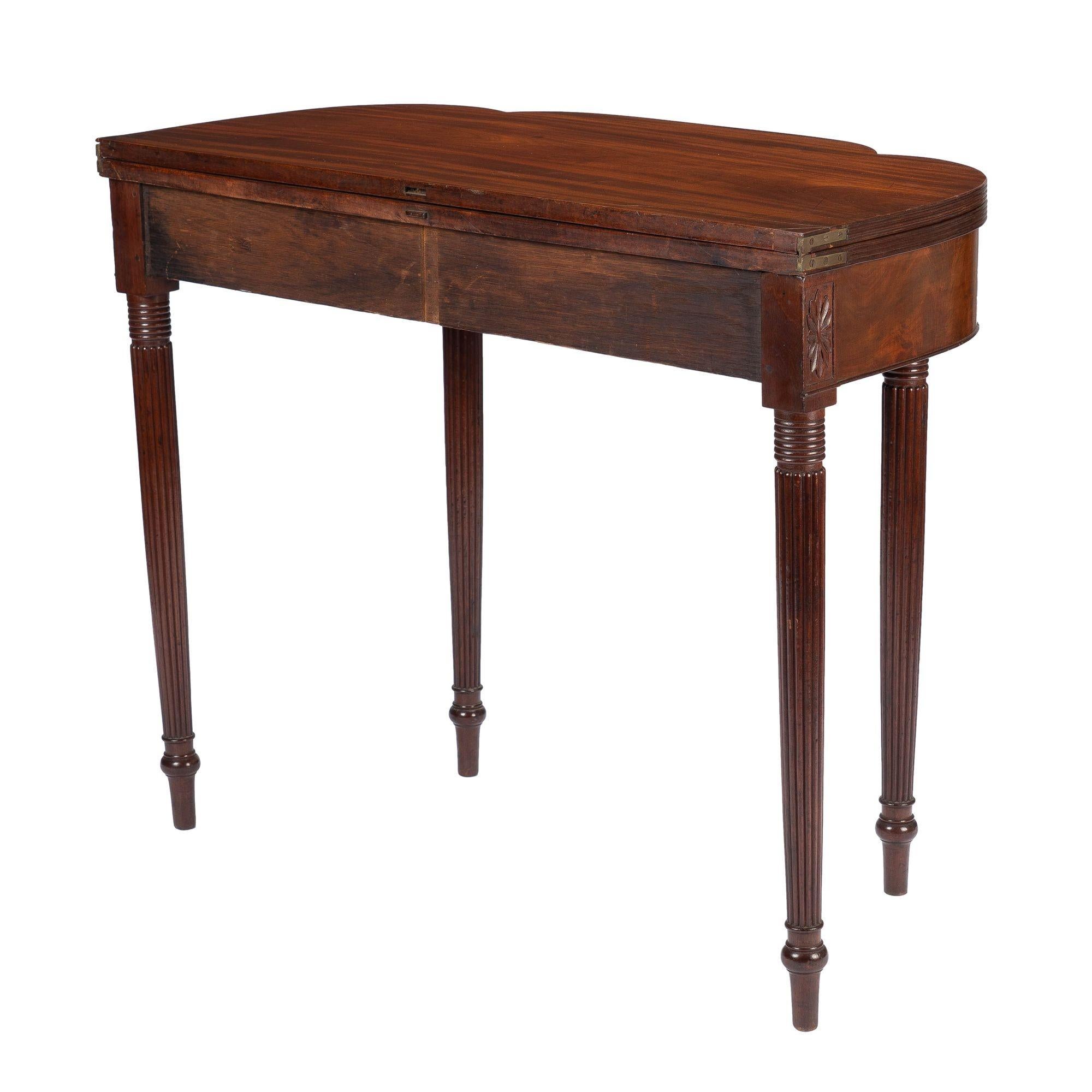 New Jersey Cherry Flip Top Game Table, c. 1795 In Good Condition For Sale In Kenilworth, IL