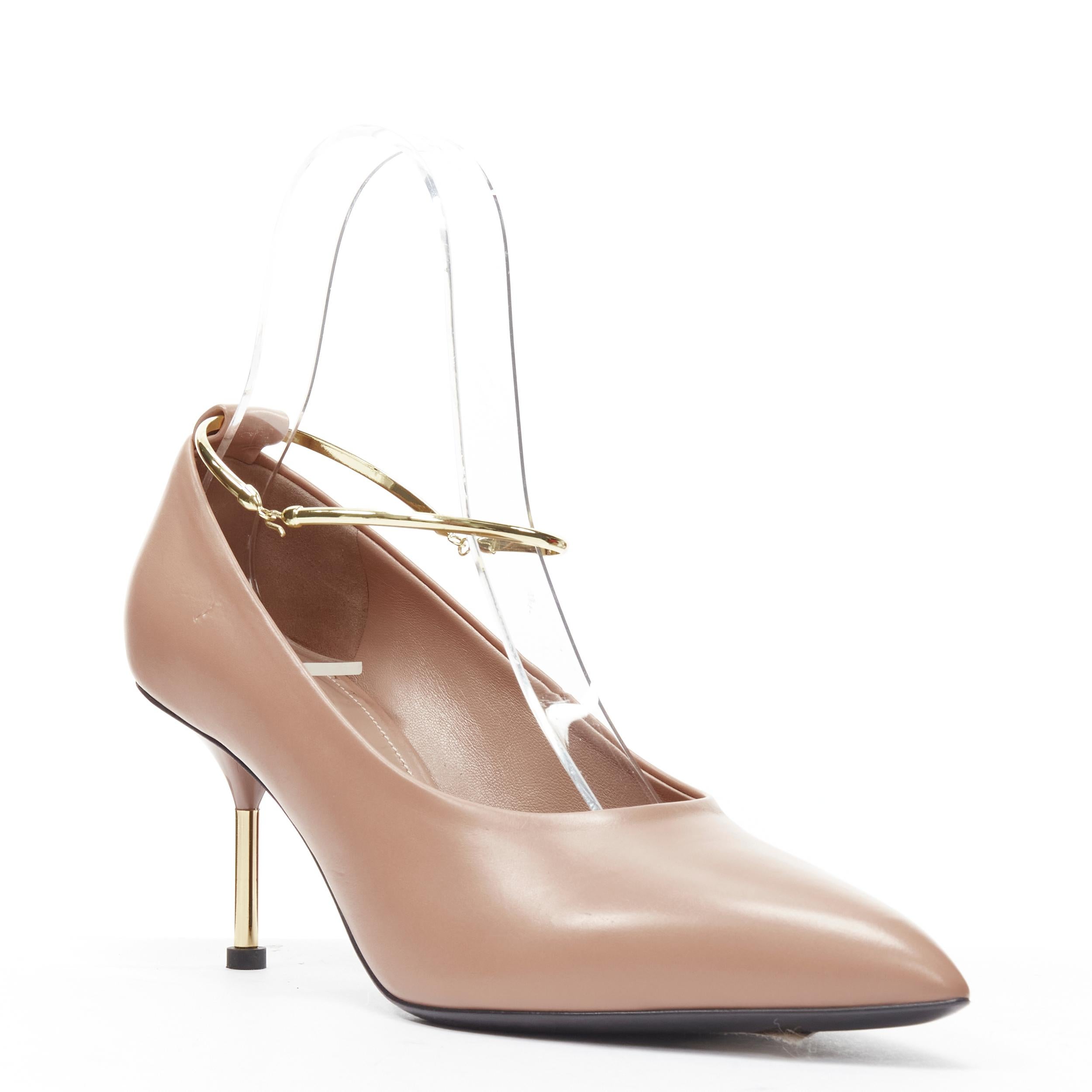 new JIL SANDER Brady 70 nude beige gold anklet bangle point toe pump EU38
Reference: MELK/A00202
Brand: Jil Sander
Model: Brady 70
Material: Leather
Color: Beige
Pattern: Solid
Extra Detail: Gold-tone ankle bangle. Metal pin heel.
Made in: