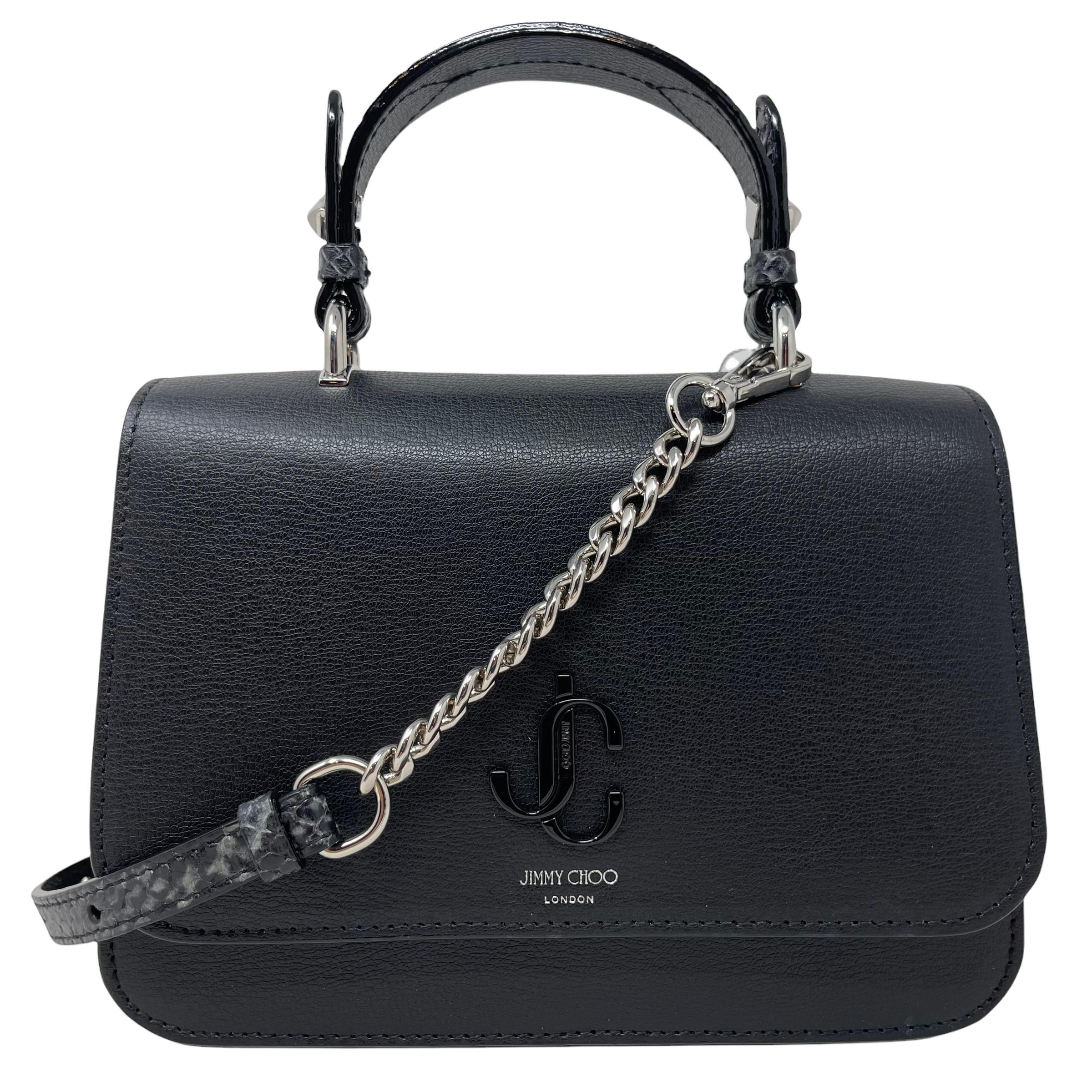 Neu Jimmy Choo Schwarz JC Top Handle Leder Umhängetasche

Garantierte Echtheit

DETAILS
Marke: Jimmy Choo
Zustand: Brandneu
Geschlecht: Frauen
Kategorie: Umhängetasche
Farbe: Schwarz
Material: Leder
Details aus