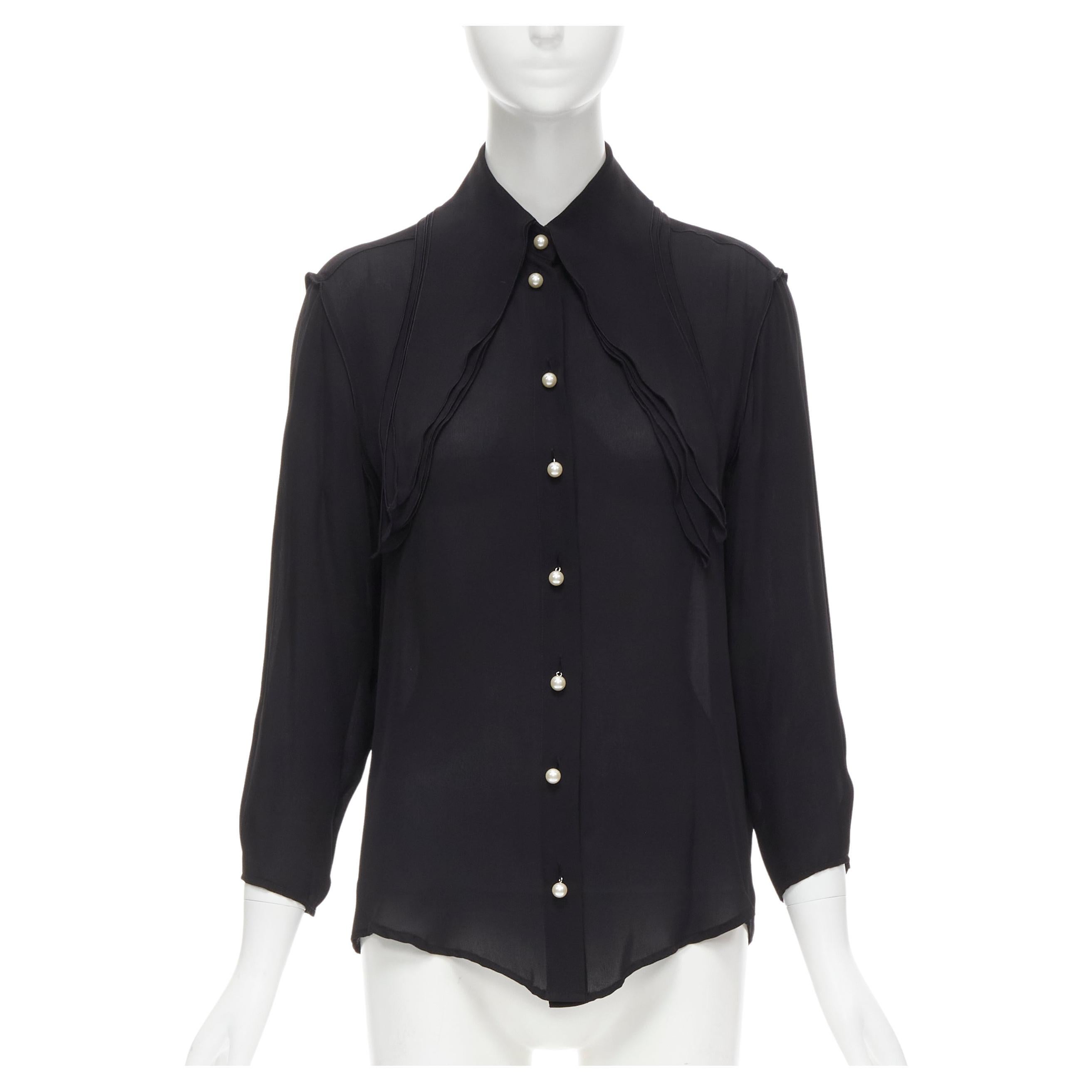 JW ANDERSON Chemise à col superposé en soie noire avec boutons et perles, Taille UK8 S, Neuf en vente