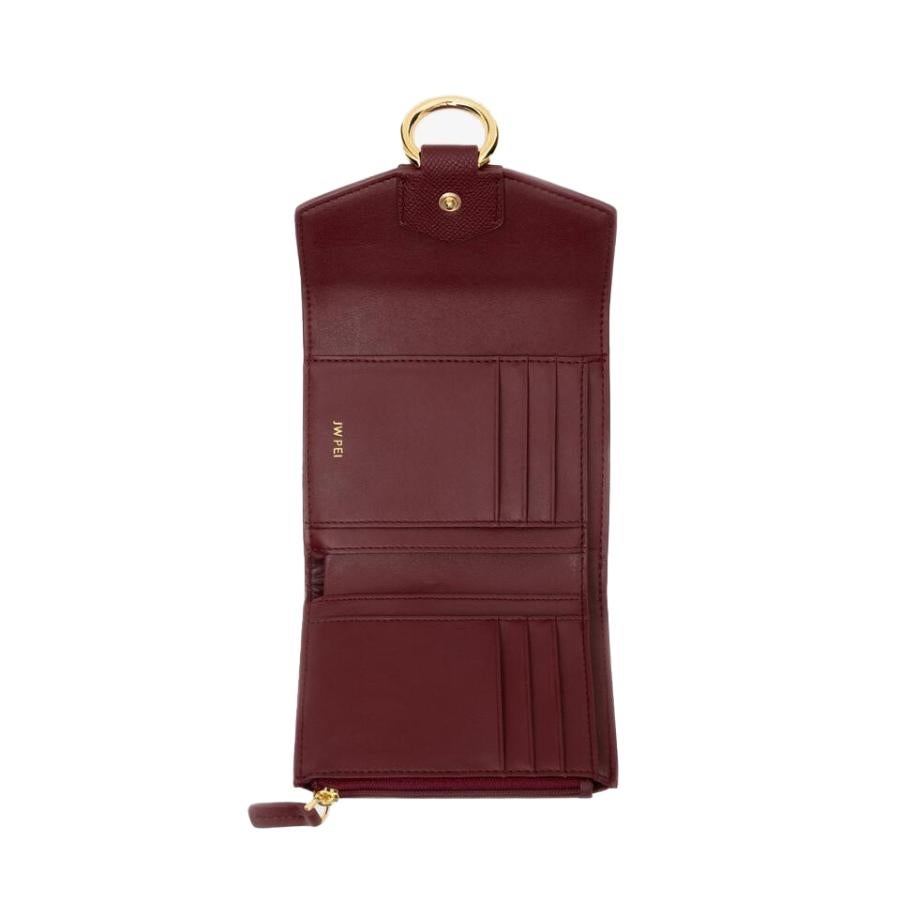 New JW PEI Burgundy Stella Grained Vegan Leather Trifold Wallet In New Condition For Sale In San Marcos, CA
