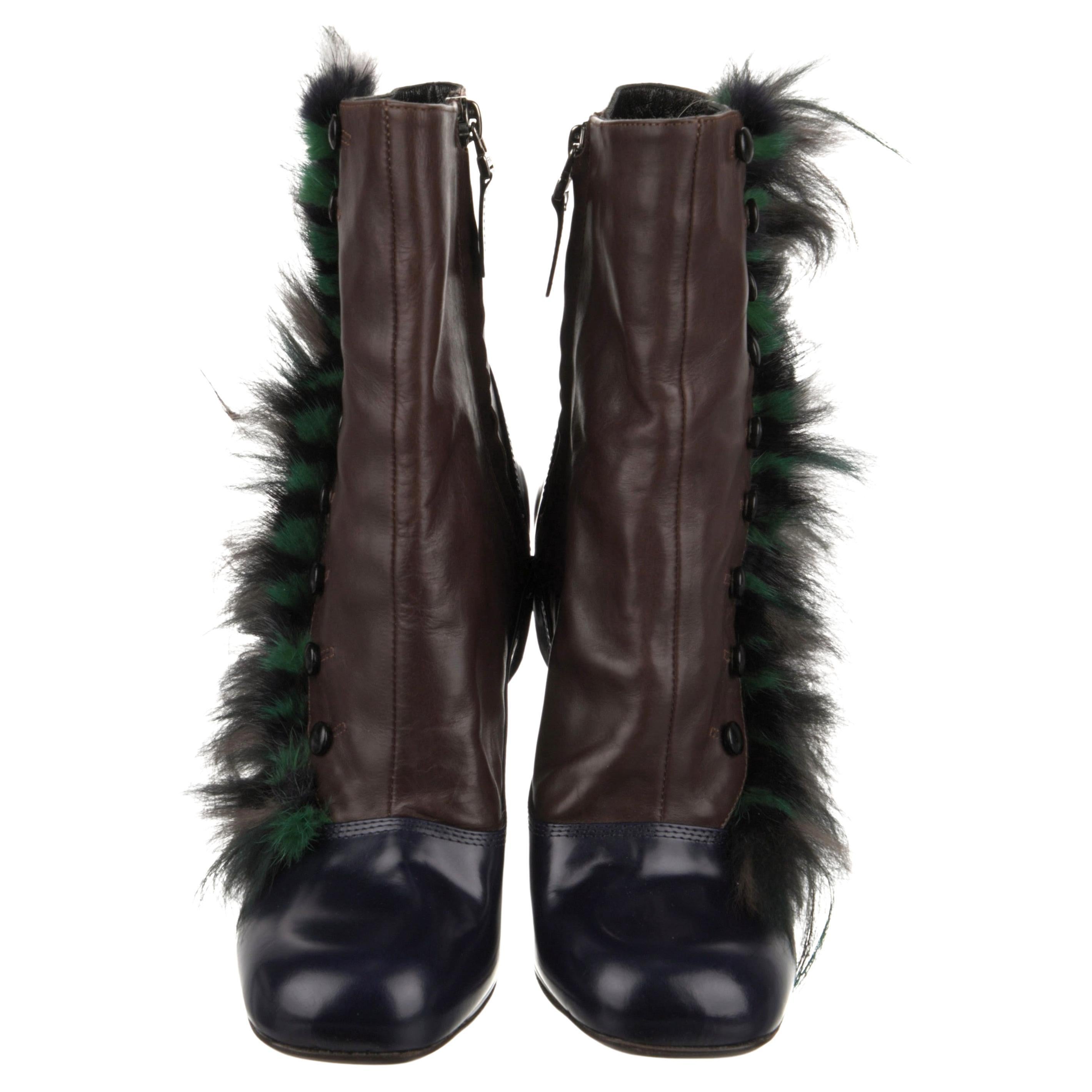 Karl Lagerfeld for Fendi 
Colección de otoño 2012
Nuevo con caja

Talla marcada 38.5 Se ajusta a la 38
Creemos que son media talla más pequeñas

Piel marrón y azul marino
Acento lateral visón
Cierre con cremallera oculta en los laterales
Plantilla