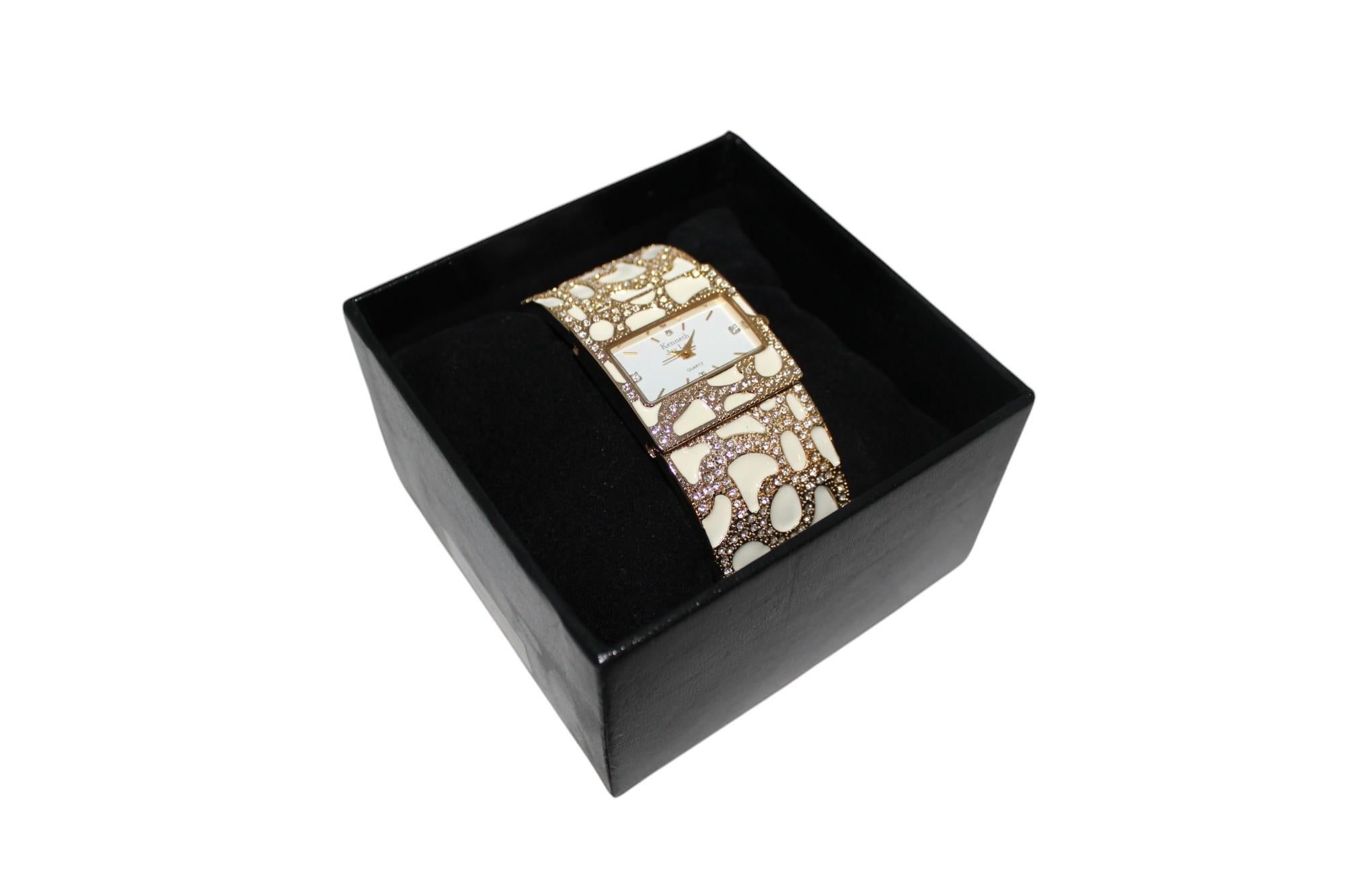 Nuovo orologio Kenneth Jay Lane con cristalli Swarovski e smalto bianco in tonalità oro In condizioni Nuovo a Leesburg, VA