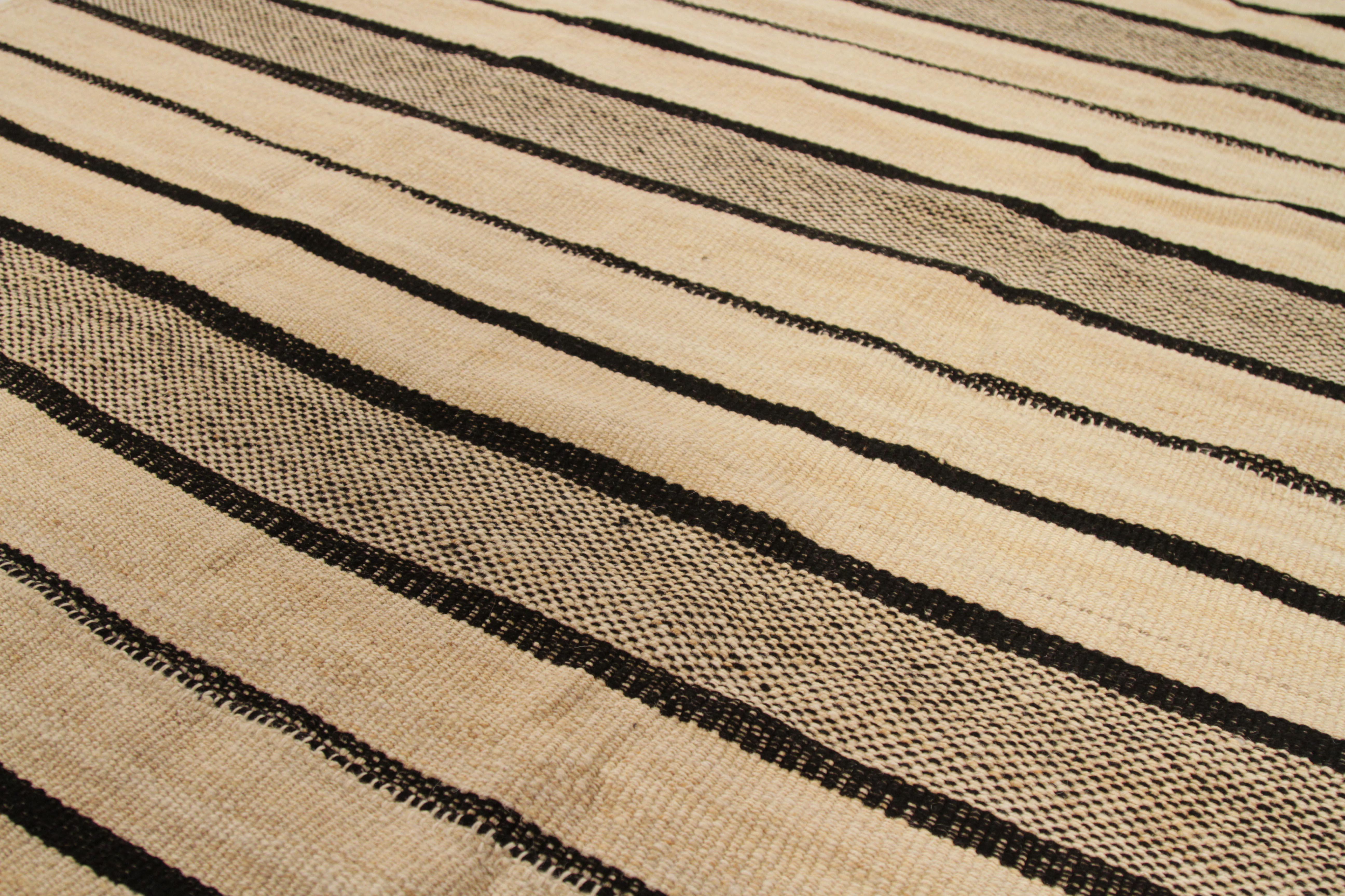 Neuer persischer Kelim-Teppich mit dicken und dünnen Streifen in Schwarz und Beige (Persisch) im Angebot