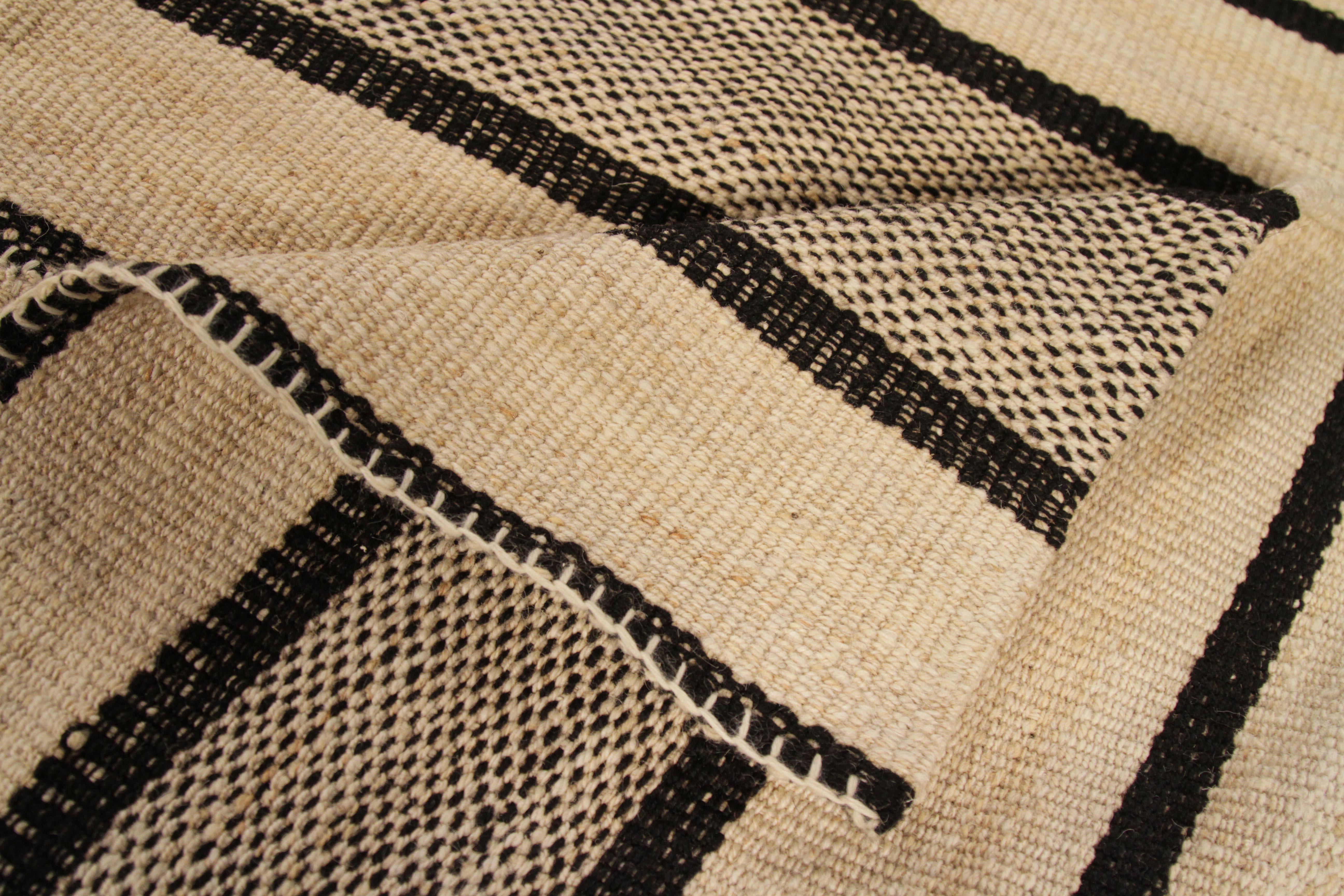 Neuer persischer Kelim-Teppich mit dicken und dünnen Streifen in Schwarz und Beige (Handgewebt) im Angebot