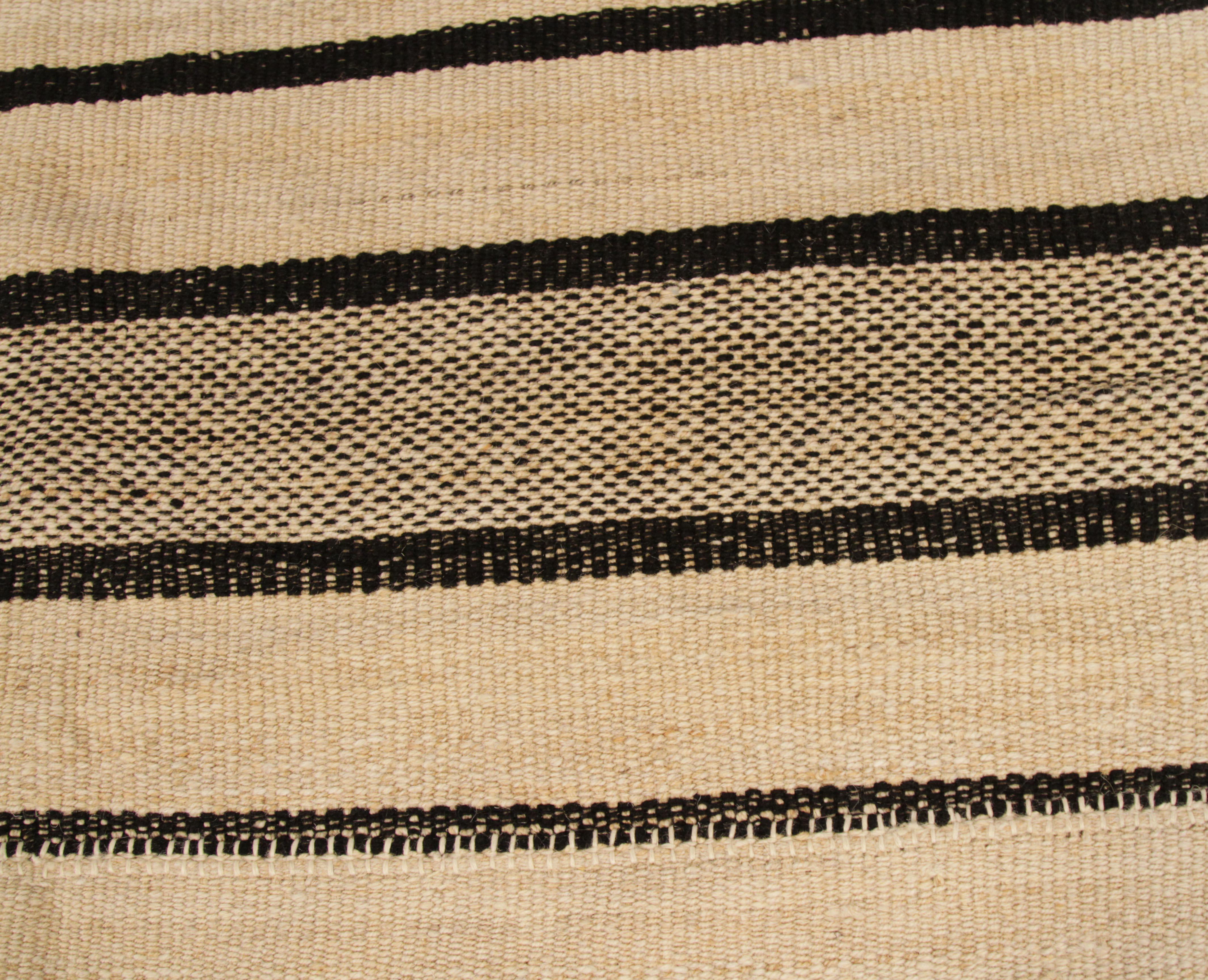 Neuer persischer Kelim-Teppich mit dicken und dünnen Streifen in Schwarz und Beige im Zustand „Neu“ im Angebot in Dallas, TX
