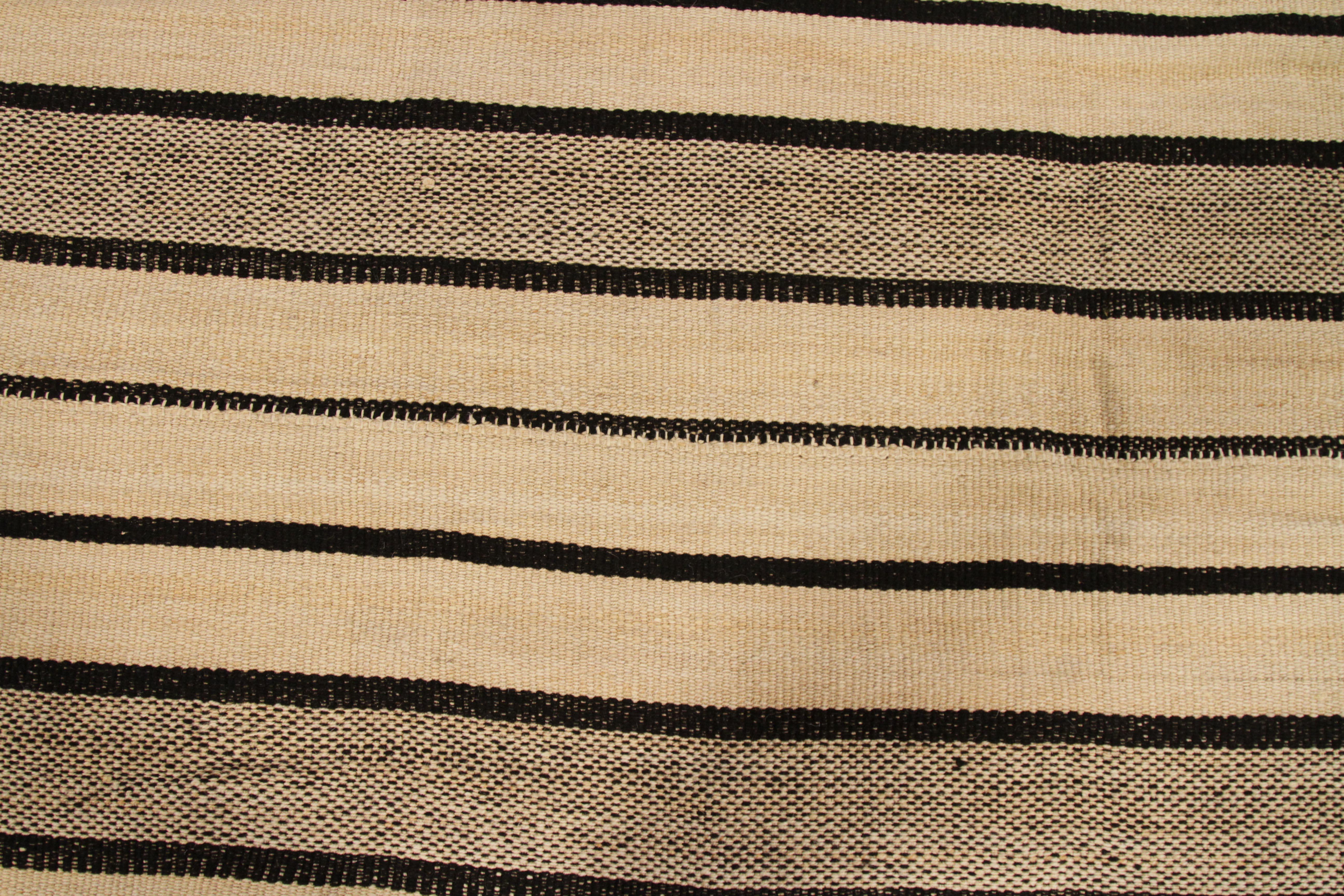 Neuer persischer Kelim-Teppich mit dicken und dünnen Streifen in Schwarz und Beige (Wolle) im Angebot