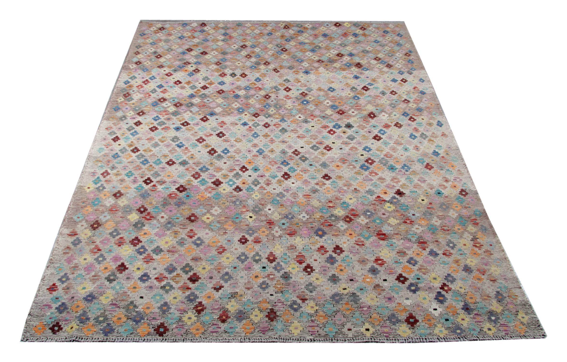 This is an example of a flat-weave rug woven by highly skilled weavers in Afghanistan. These large luxury rugs are made with finest quality wool and cotton. This grey rug shows ‘Abrash’ on its background colors and they beautifully create different