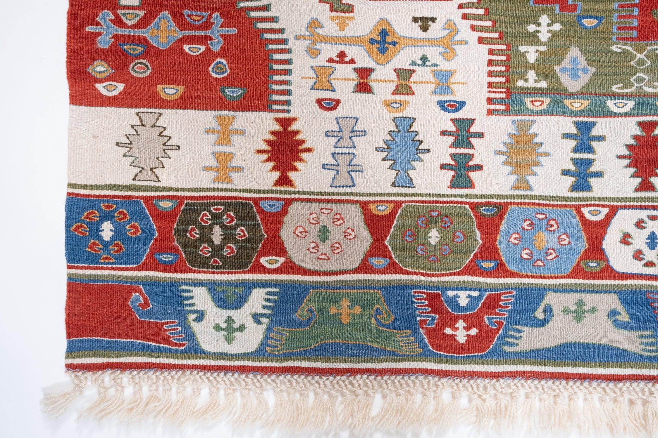 Se trata de un fino kilim moderno 
