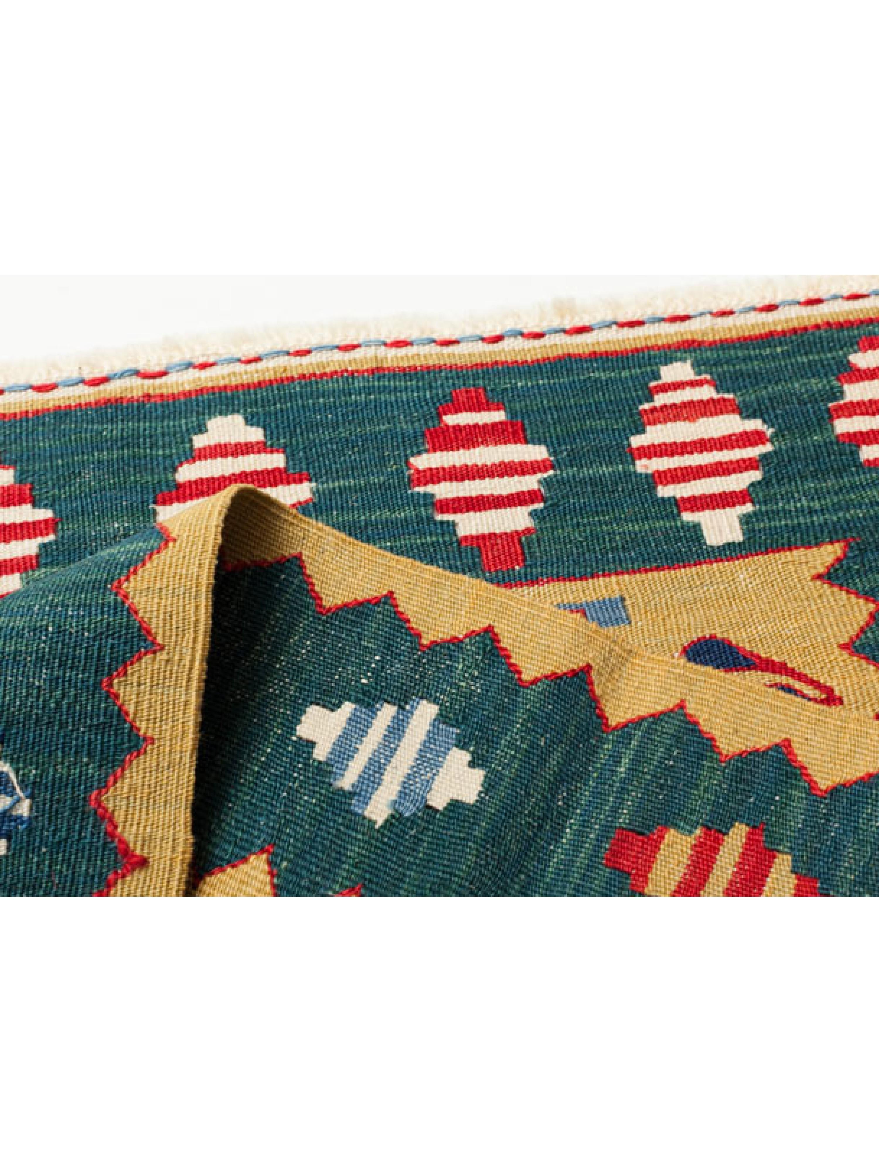 Dies ist ein zentralanatolischer moderner 'New' Fine Kilim aus der Region Konya mit einer seltenen und schönen Farbkomposition. 

Bereits im 13. Jahrhundert vermerkte Marco Polo in seinem Reisebericht, dass in der Gegend von Konya Teppiche der