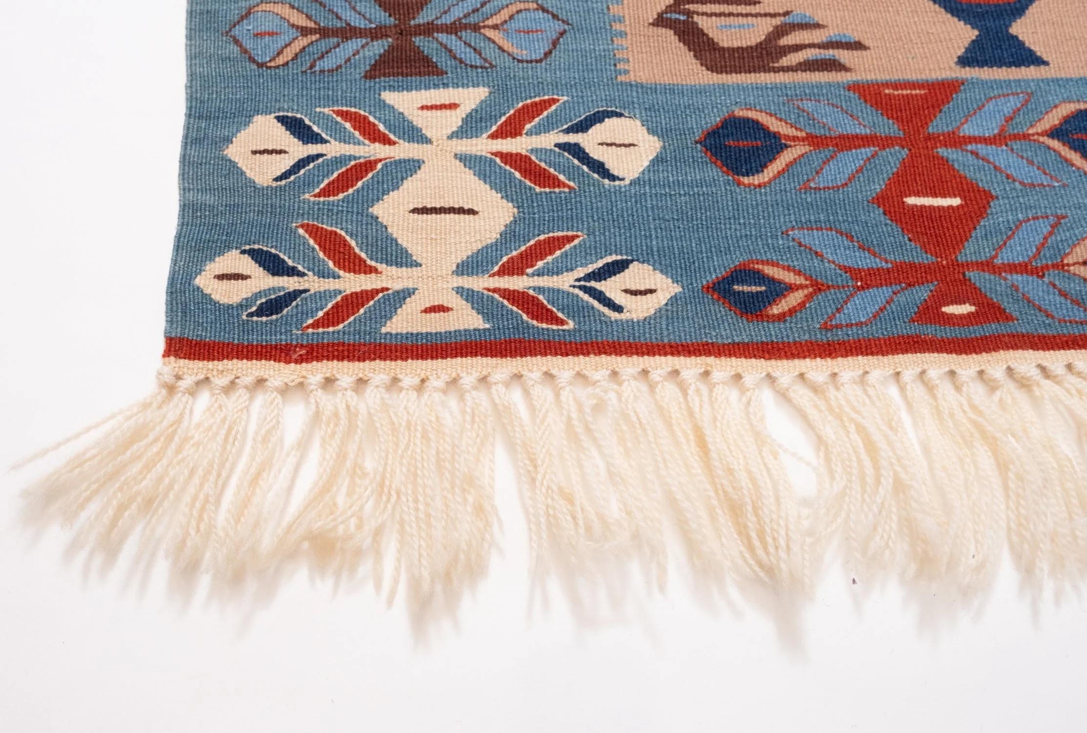 Se trata de un fino kilim moderno 