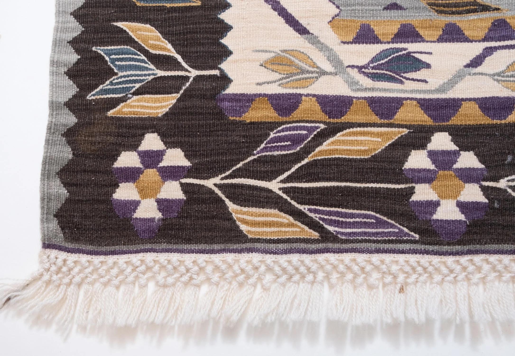 Se trata de un fino kilim moderno 
