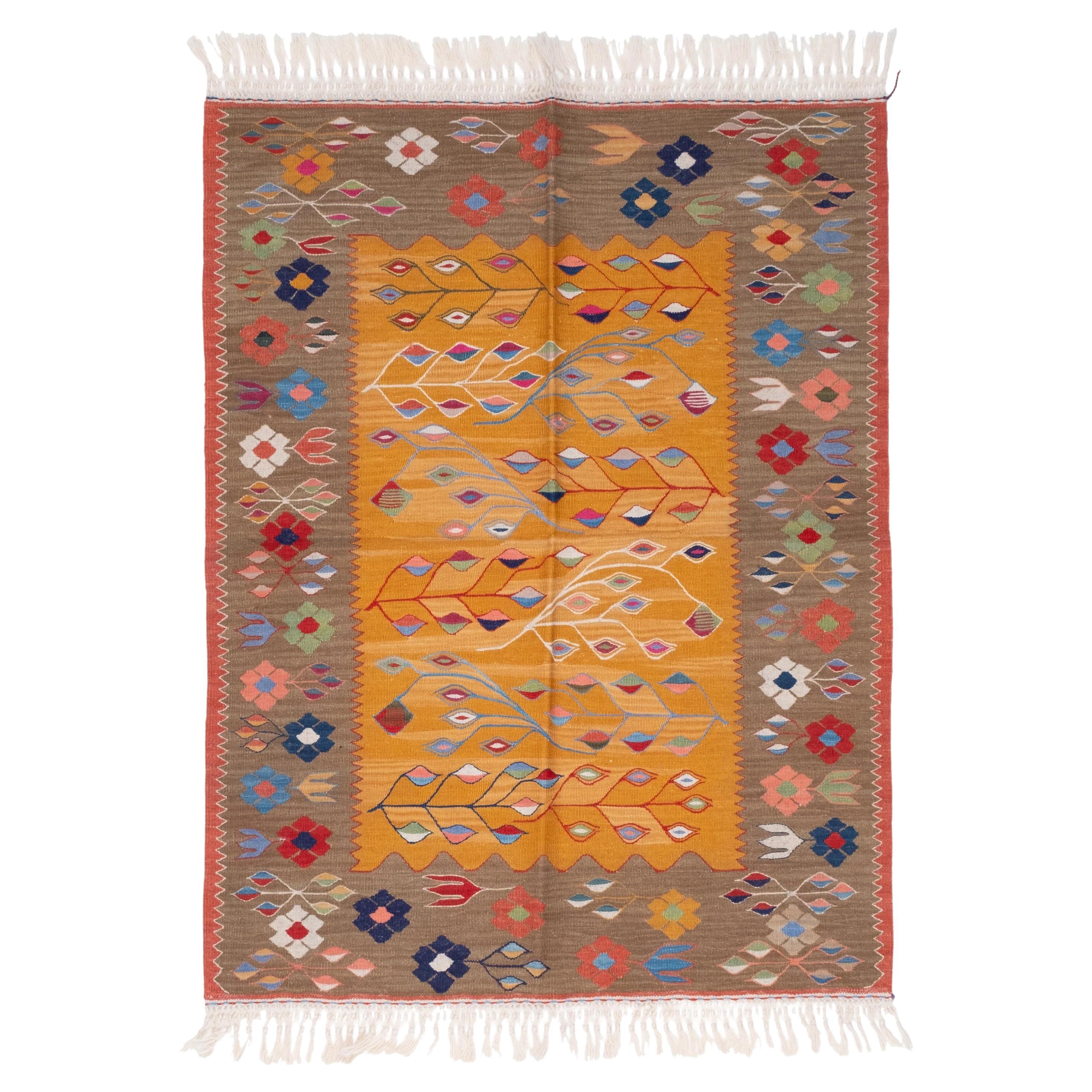 What is the difference between fine and folk art?
