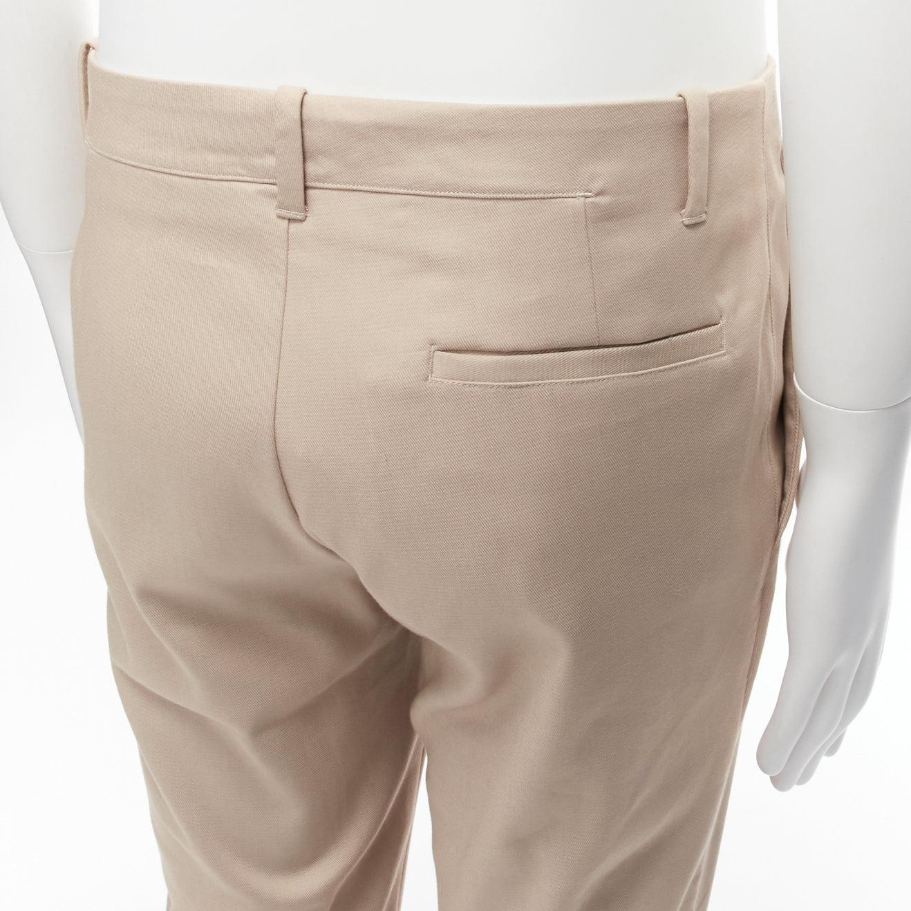 new LA PERLA MENS beige back darts minimal classic tapered trouser pants M
Reference: CNLE/A00208
Brand: La Perla
Material: Cotton, Blend
Color: Beige
Pattern: Solid
Closure: Zip Fly
Extra Details: Back darts at the back flatters the hips.
Made in: