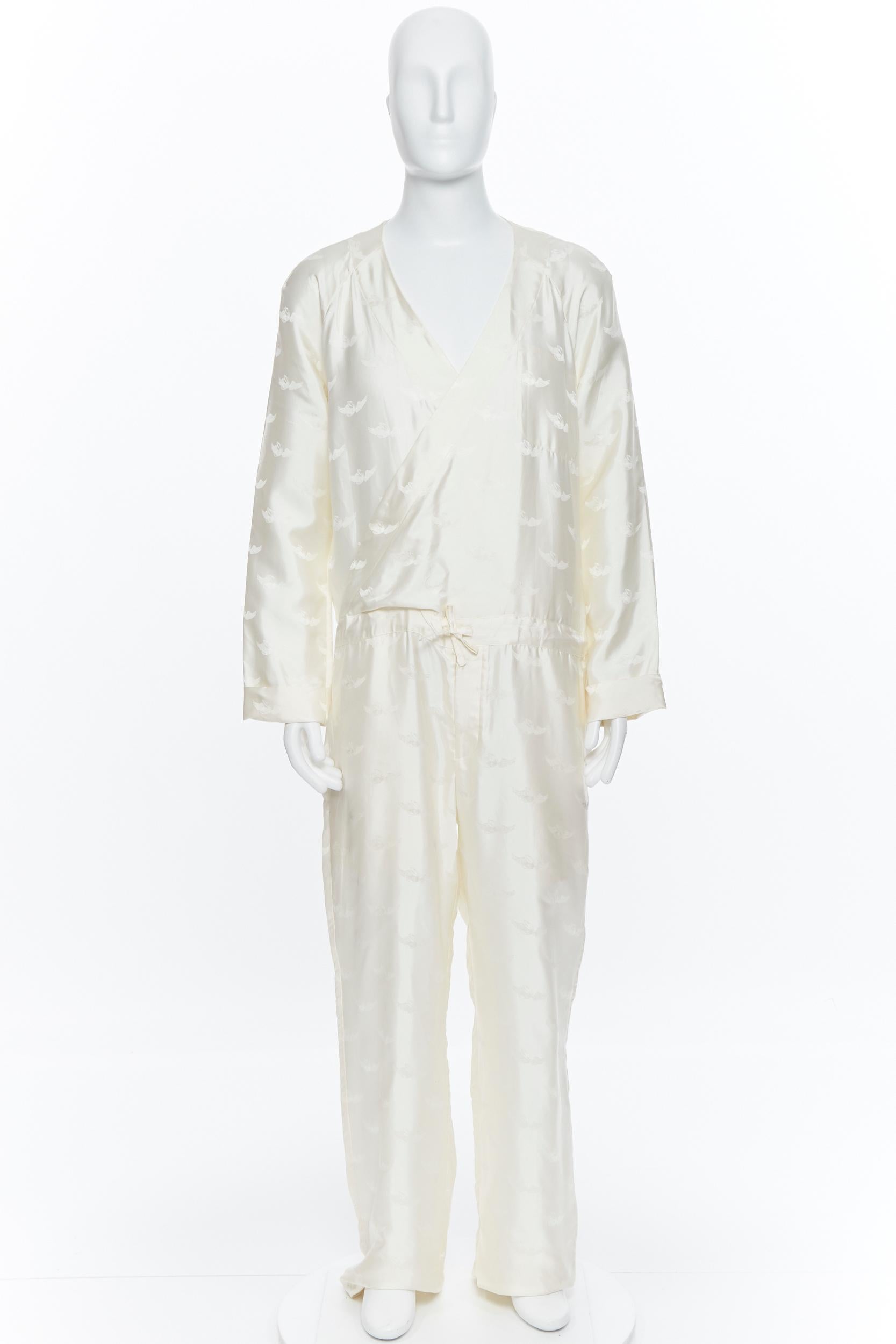 new LA PERLA MENSWEAR 100% silk cream beige winged jacquard V-neck jumpsuit M
Brand: La Perla
Collection: Spring Summer 2015
Model Name / Style: Silk jumpsuit
Material: Silk
Color: White
Pattern: Abstract; winged jacquard
Extra Detail: Can be worn