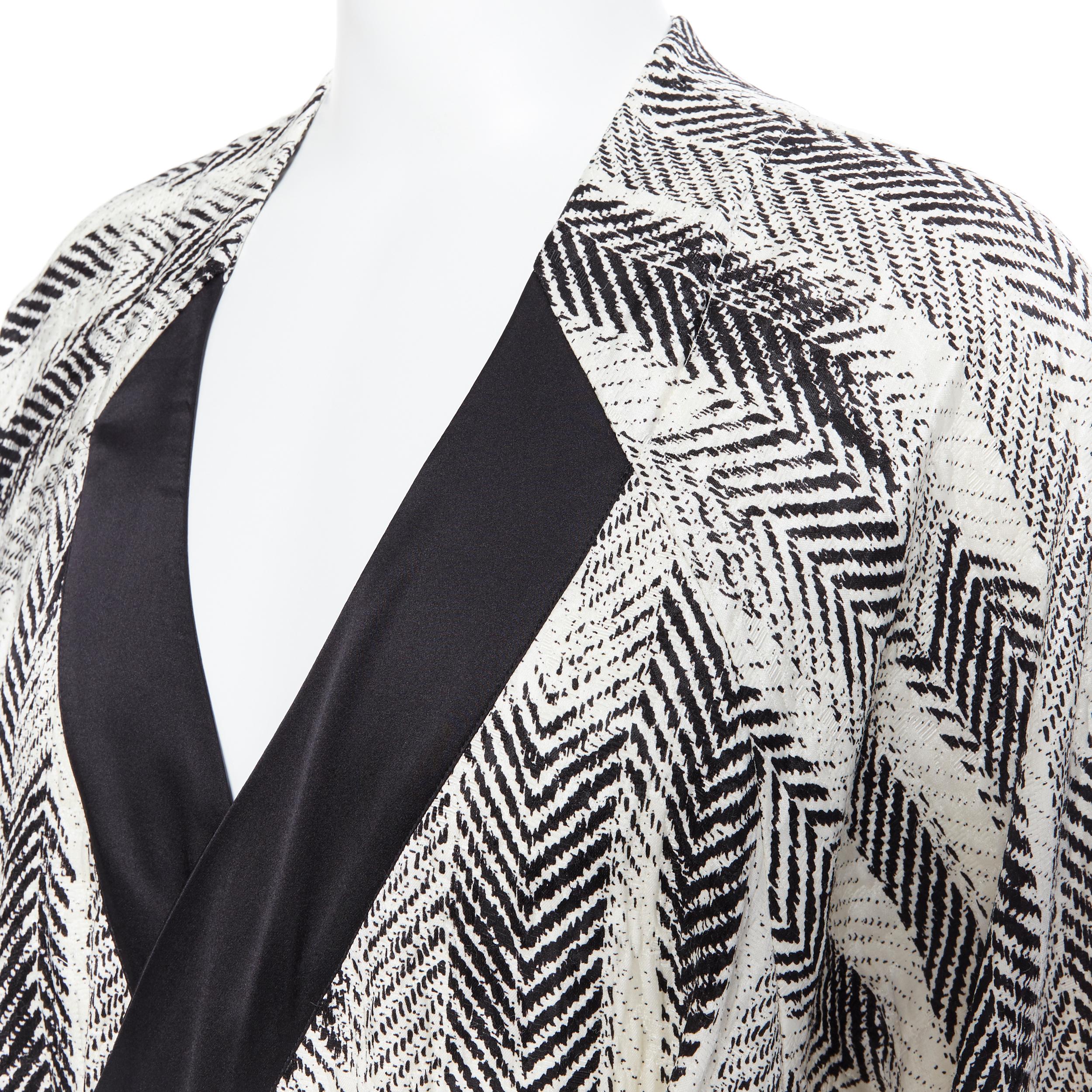 new LA PERLA MENSWEAR Runway black white wool silk jacquard kimono robe coat L
Brand: La Perla
Collection: Spring Summer 2015
Model Name / Style: Evening robe
Material: Wool, silk
Color: White; black stripe
Pattern: Geometric
Extra Detail: Can be