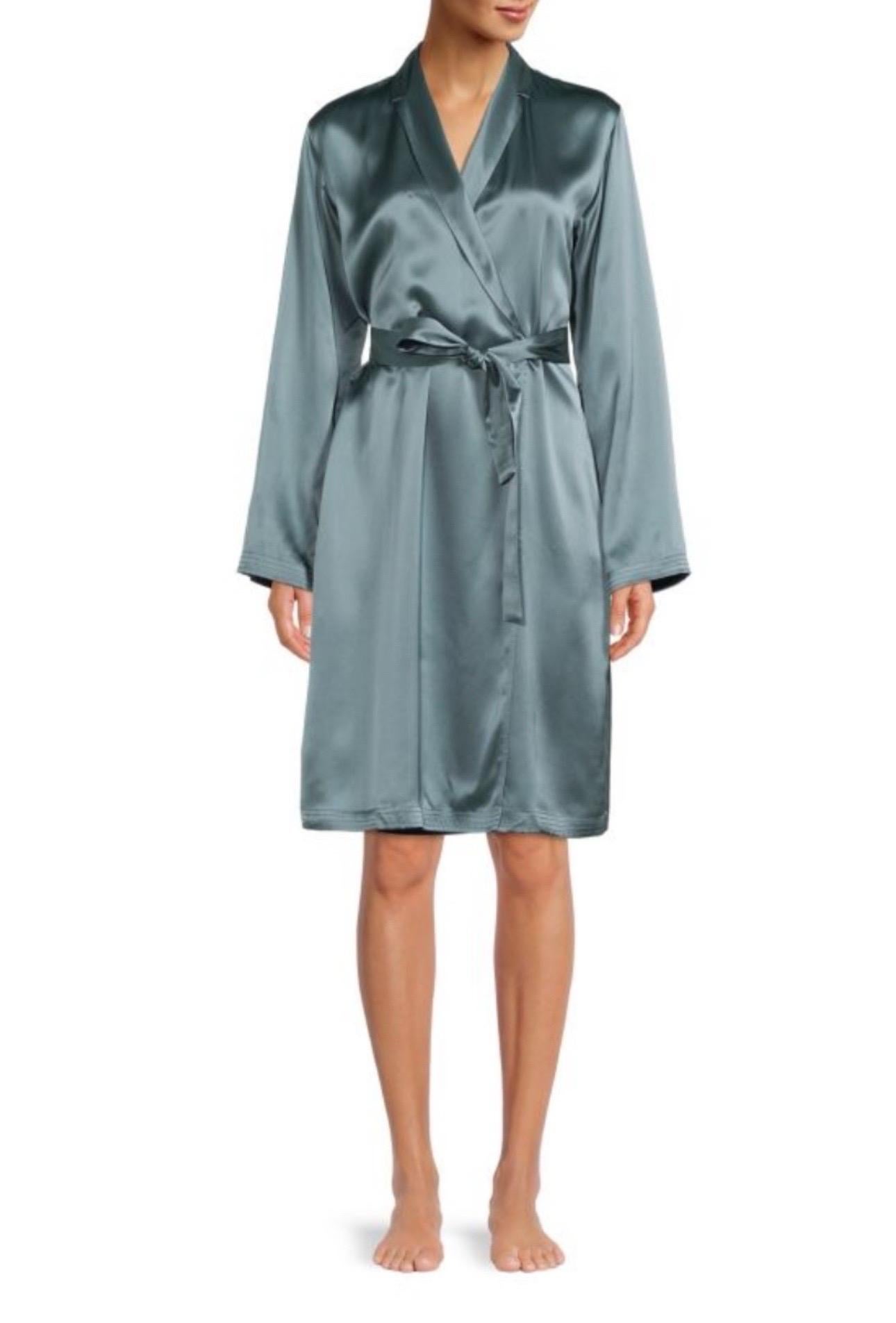 This LA PERLA silk robe creates a luxurious mood with its lustrous finish and sumptuous feel. Comfortable and classic, it features a soft collar, side pockets and subtle topstitching detail to finish the hem and cuffs.

• La Perla Silk Robe
• Size