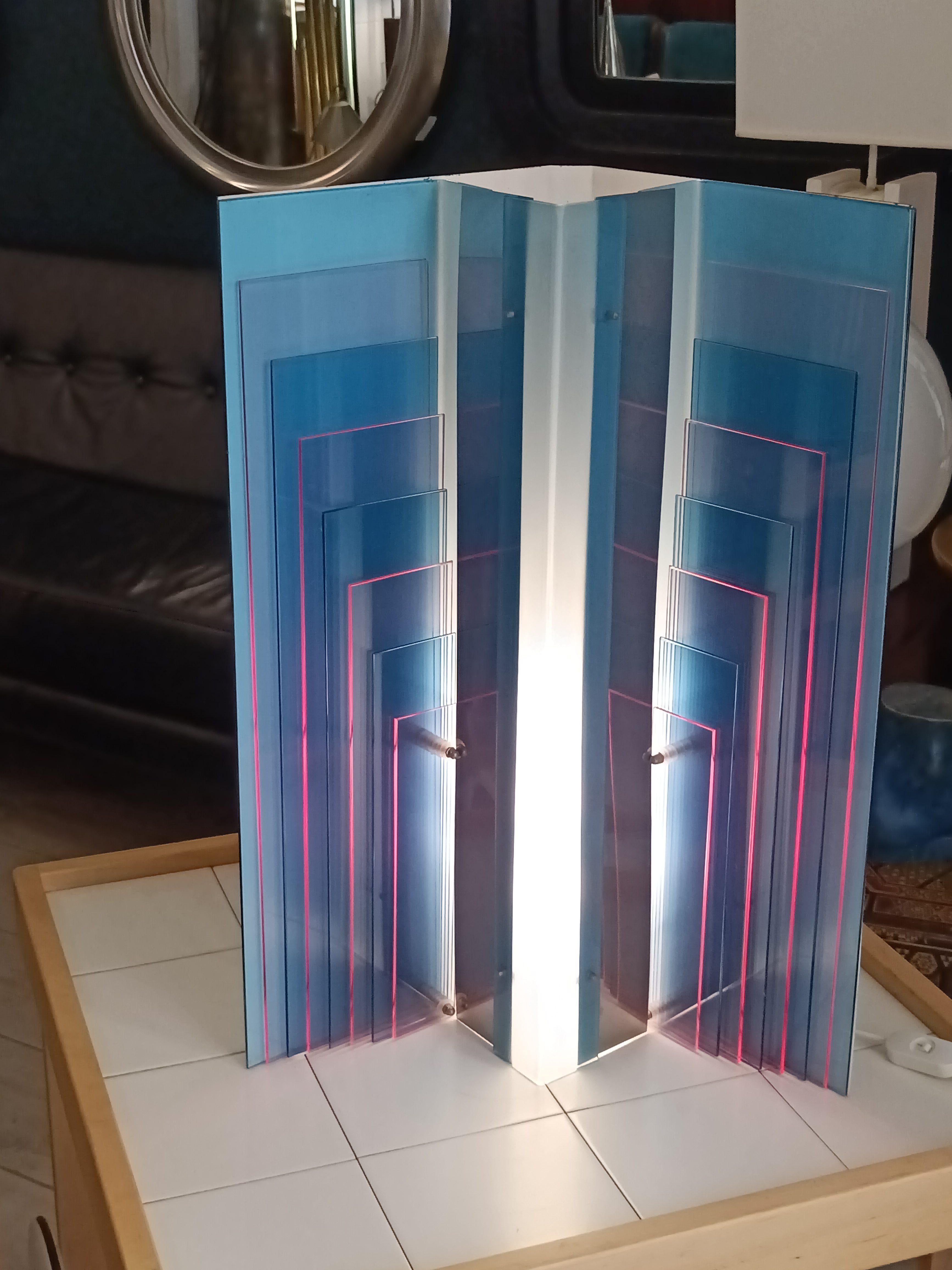 New Lamp Lámpara de mesa de cristal acrílico azul 'Skyline', Italia Años 70 en Bueno estado para la venta en Naples, IT