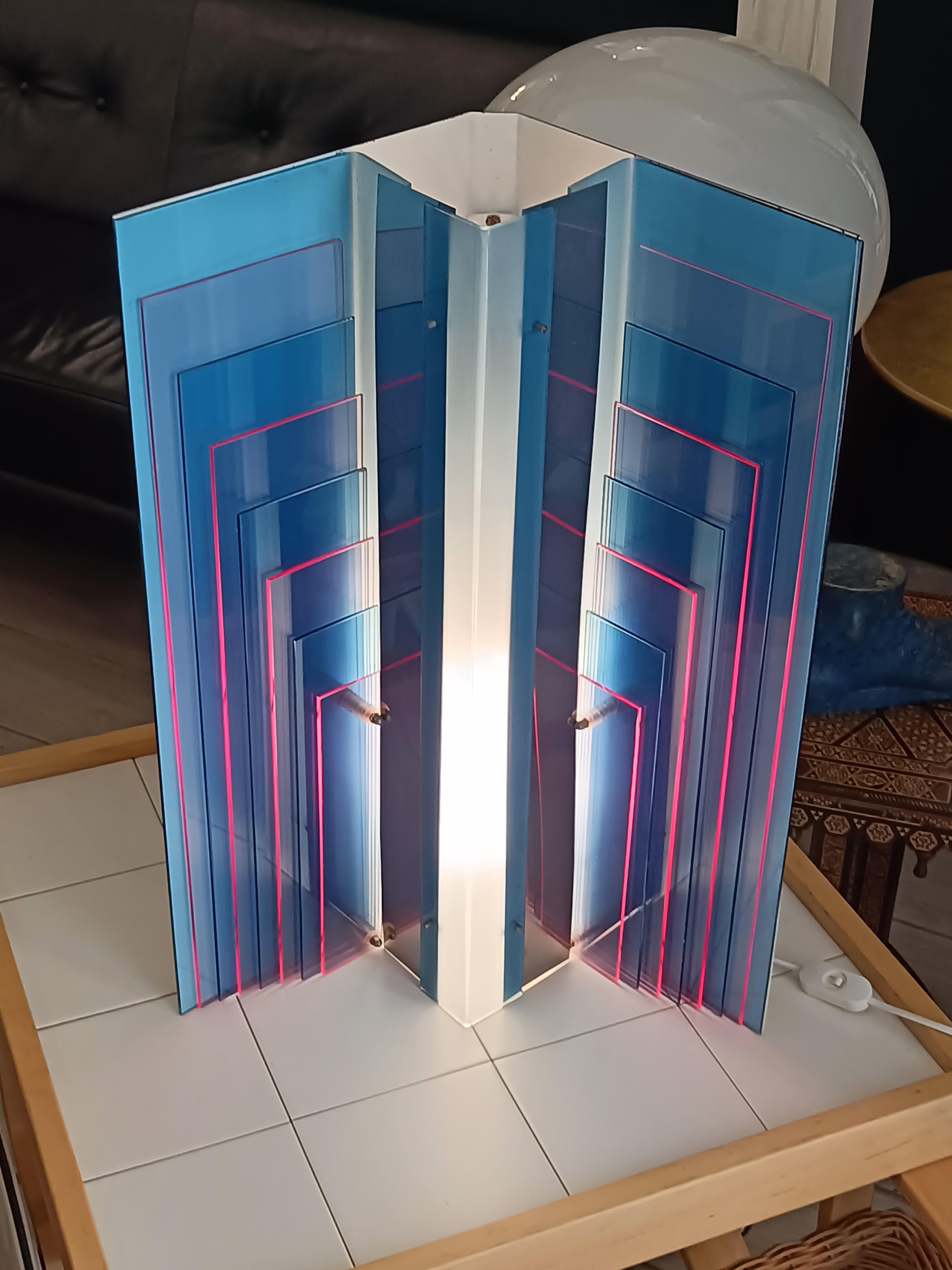 New Lamp Lámpara de mesa de cristal acrílico azul 'Skyline', Italia Años 70 Late 20th Century en venta