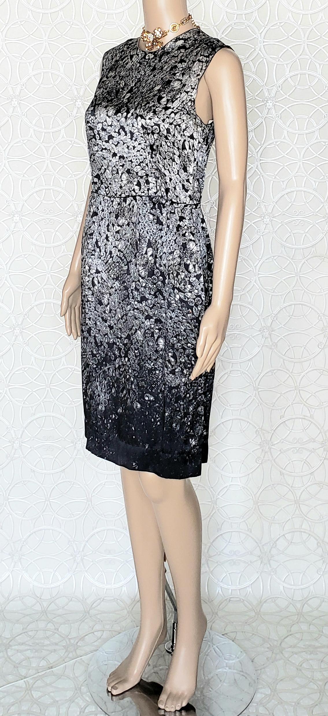 LANVIN

Black dress with White Diamond Print
Round neck
Sleeveless 

Content: 57% silk, 43% viscose

IT Size: 38 - US 6
Armpit to armpit: up to 17