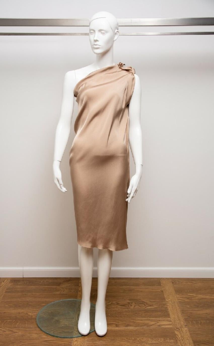 LANVIN


Gold Beige color silk midi one shoulder Dress

 FR  Size 36 - US 4


Made in France

 New, with tags.
 100% authentic guarantee 

       PLEASE VISIT OUR STORE FOR MORE GREAT ITEMS
os  