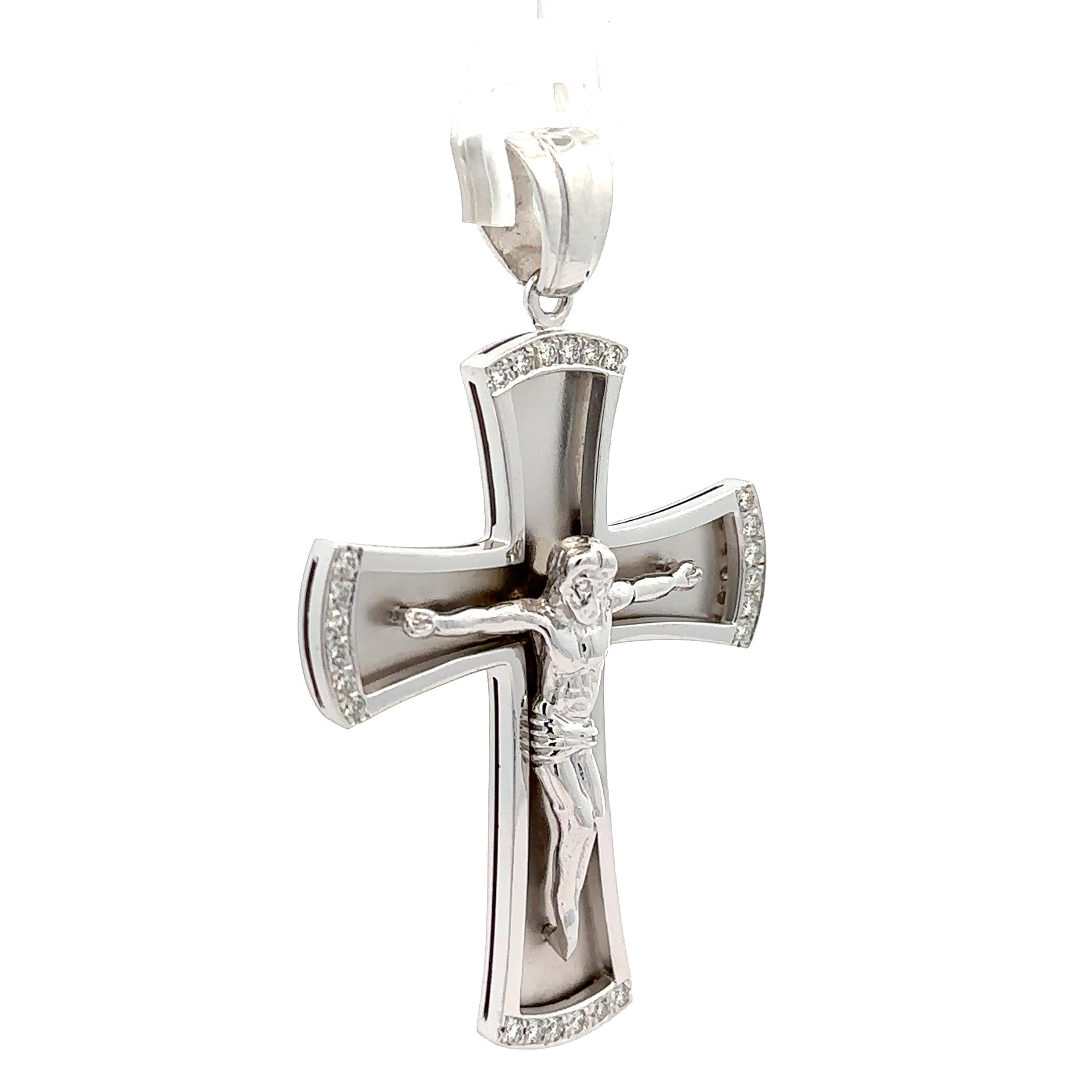 Taglio brillante Nuovo grande ciondolo a forma di croce in oro bianco 14k con diamante da 0,61 ct. con finitura opaca e lucida in vendita