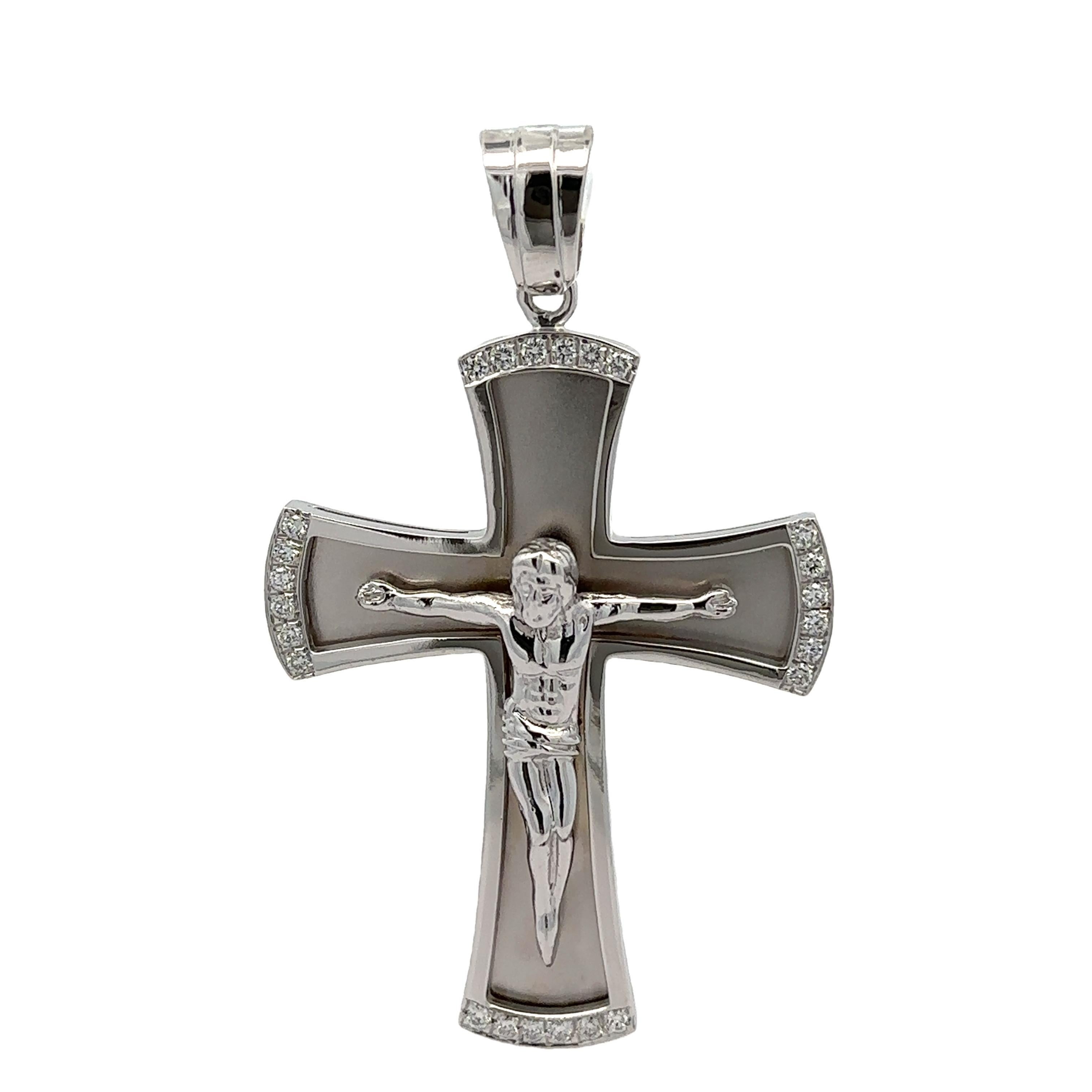 Nuovo grande ciondolo a forma di croce in oro bianco 14k con diamante da 0,61 ct. con finitura opaca e lucida in vendita 1