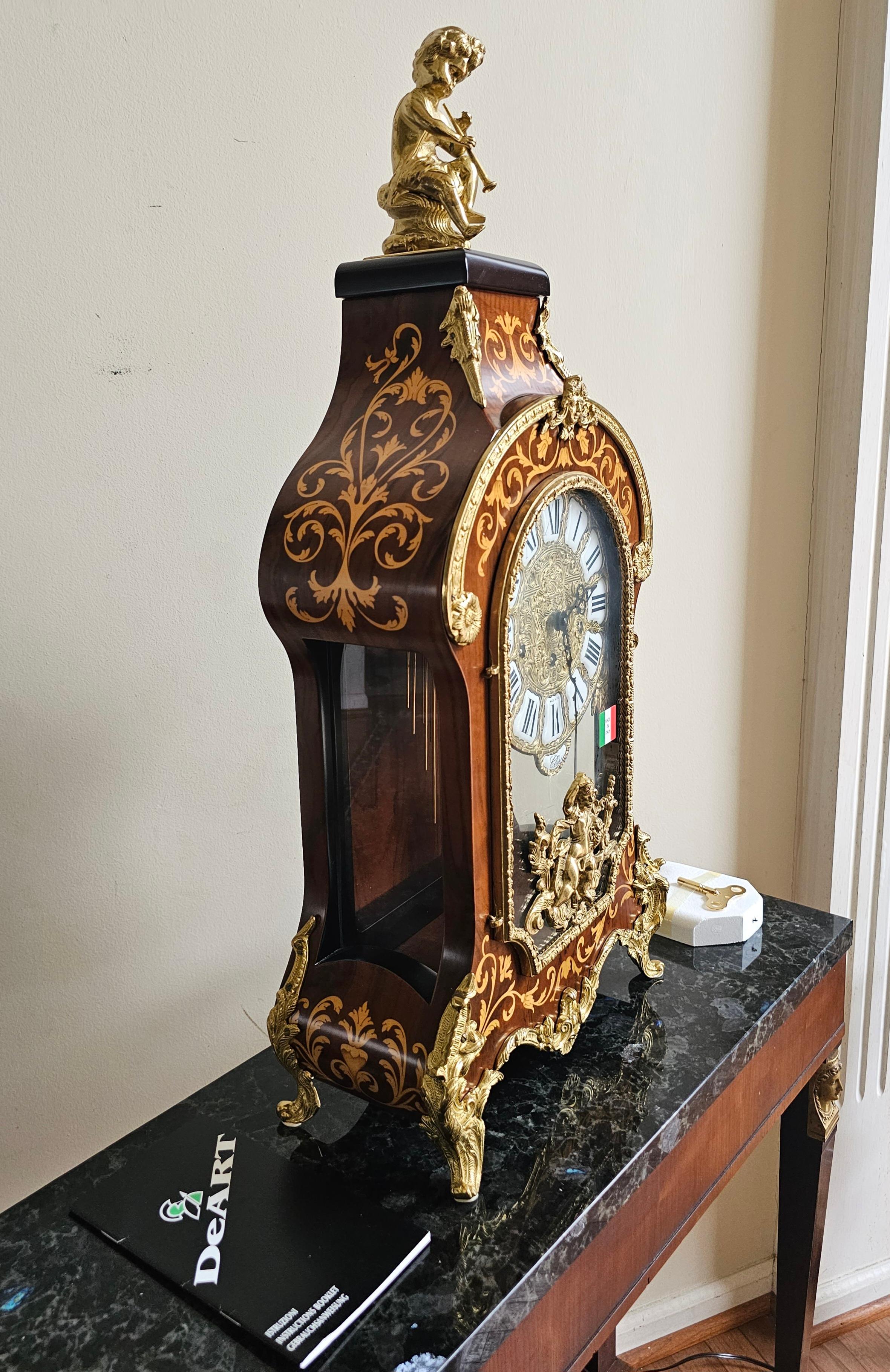 Postmoderne Grande horloge de cheminée Franz Hermle en marqueterie italienne DeArt et étui en bronze doré en vente