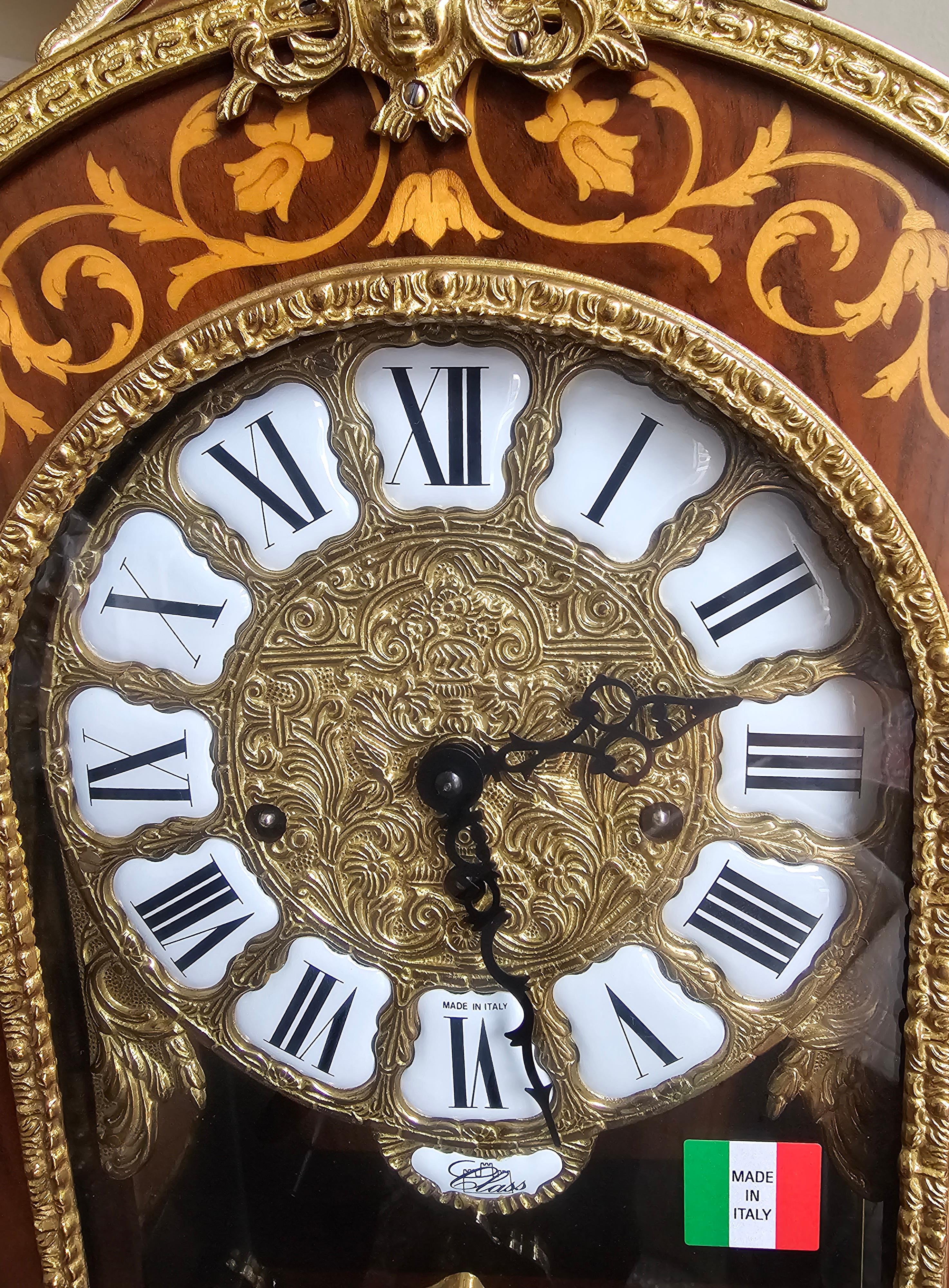 Allemand Grande horloge de cheminée Franz Hermle en marqueterie italienne DeArt et étui en bronze doré en vente