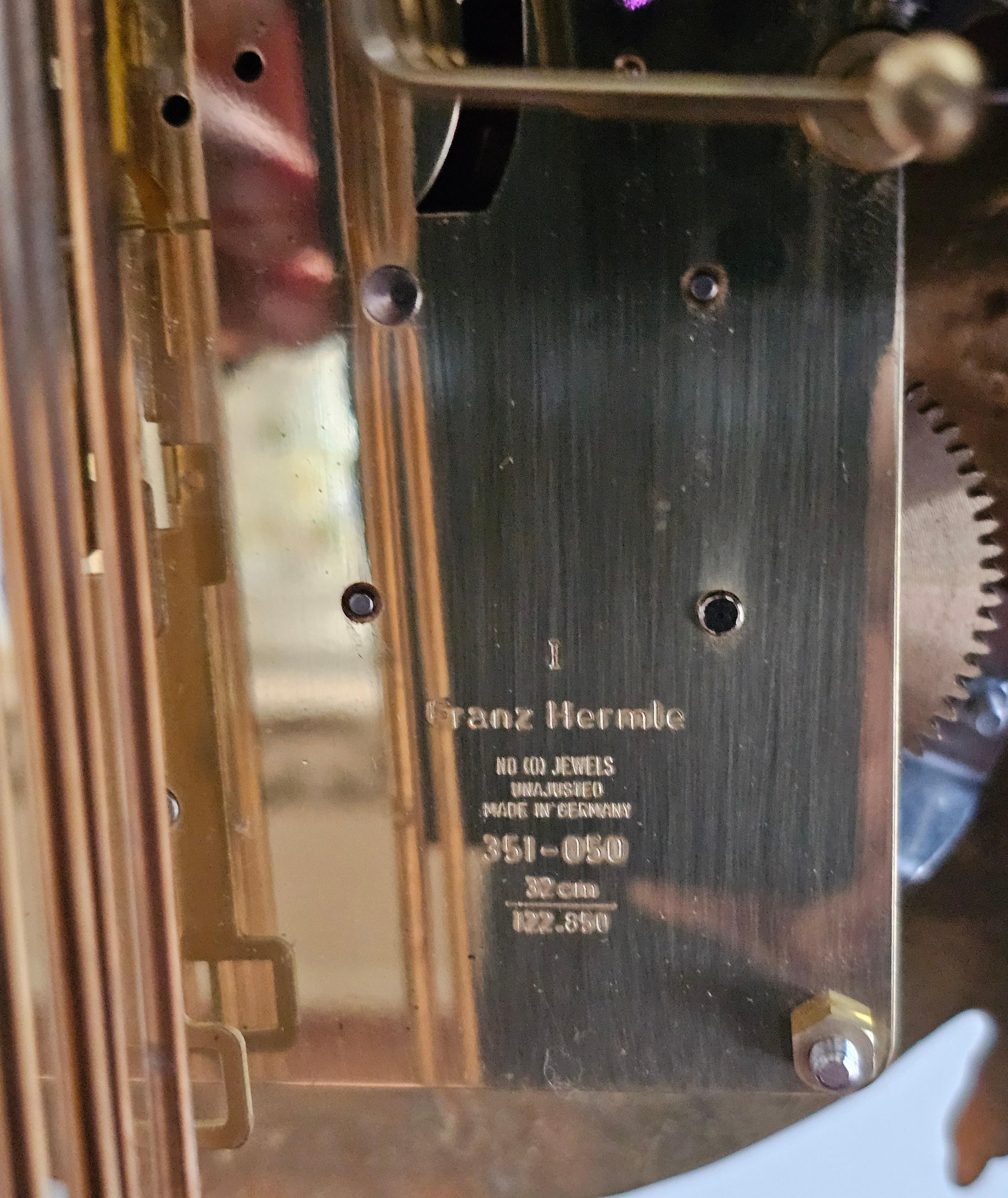 XXIe siècle et contemporain Grande horloge de cheminée Franz Hermle en marqueterie italienne DeArt et étui en bronze doré en vente