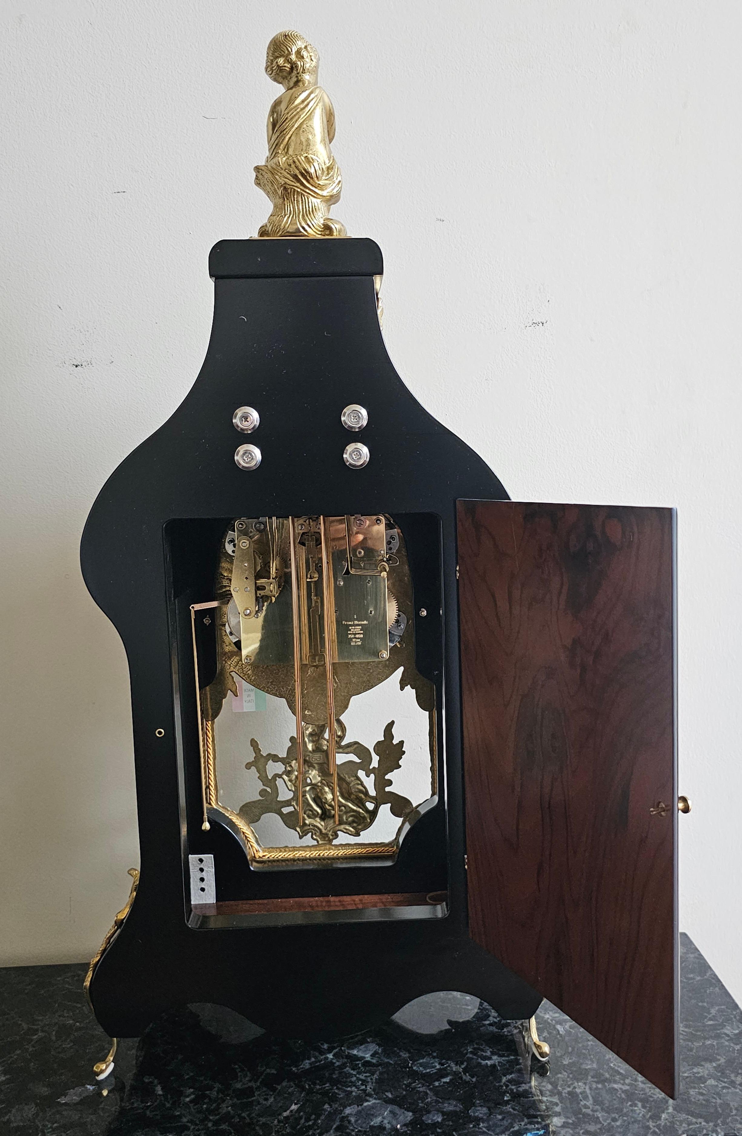 Laiton Grande horloge de cheminée Franz Hermle en marqueterie italienne DeArt et étui en bronze doré en vente