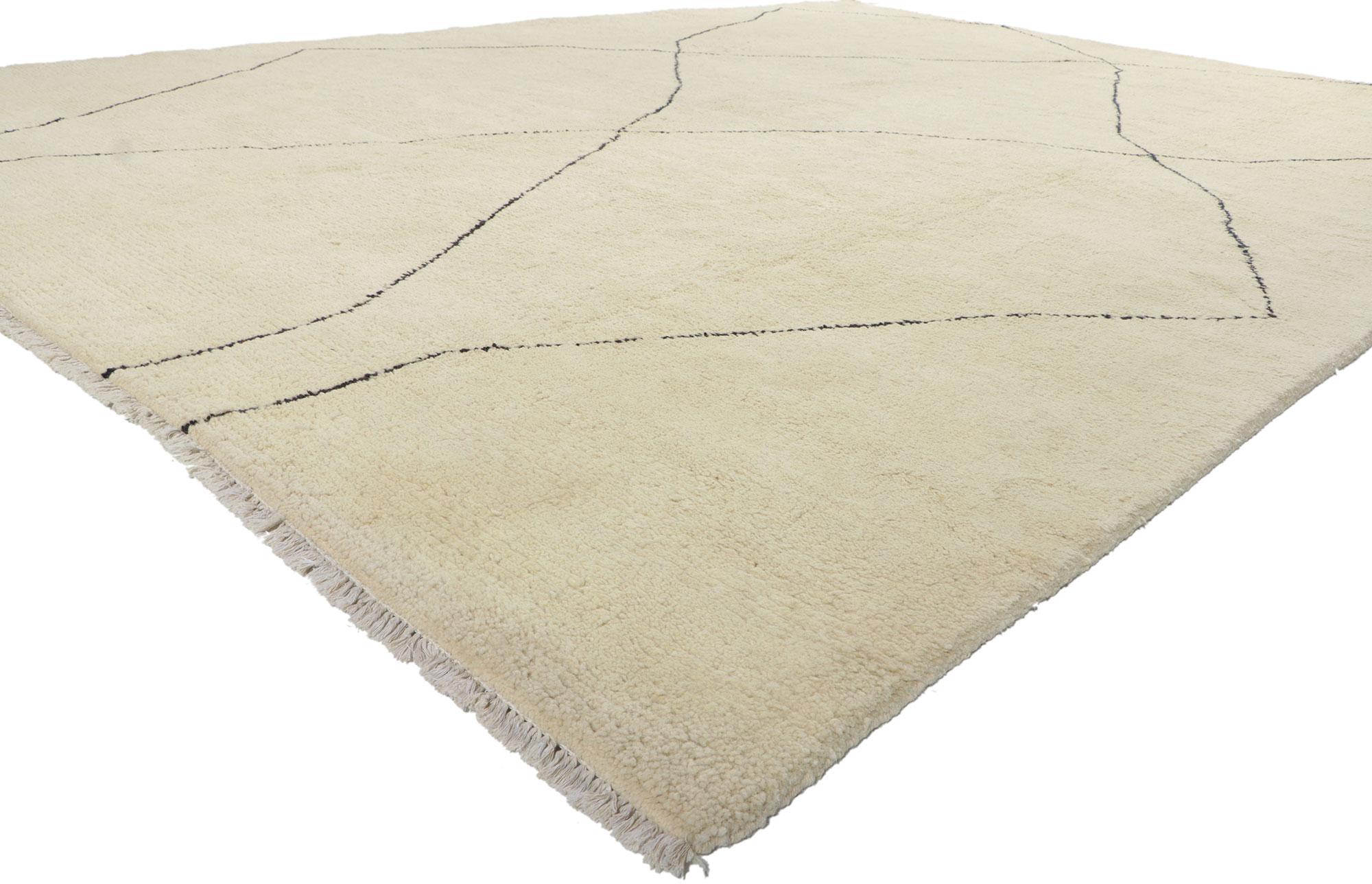 80577 New Modern Moroccan Area Rug, 10'01 x 13'09.
Ce tapis de style marocain en laine nouée à la main est une vision captivante de la beauté du tissage. Il dégage un style moderne avec des poils soyeux. Le design simpliste et le coloris neutre de