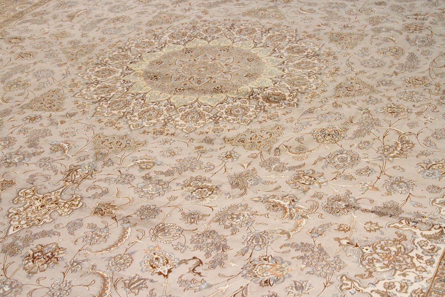 Autre Grand tapis persan d'Ispahan neuf avec des détails floraux bruns et gris sur toute sa surface en vente