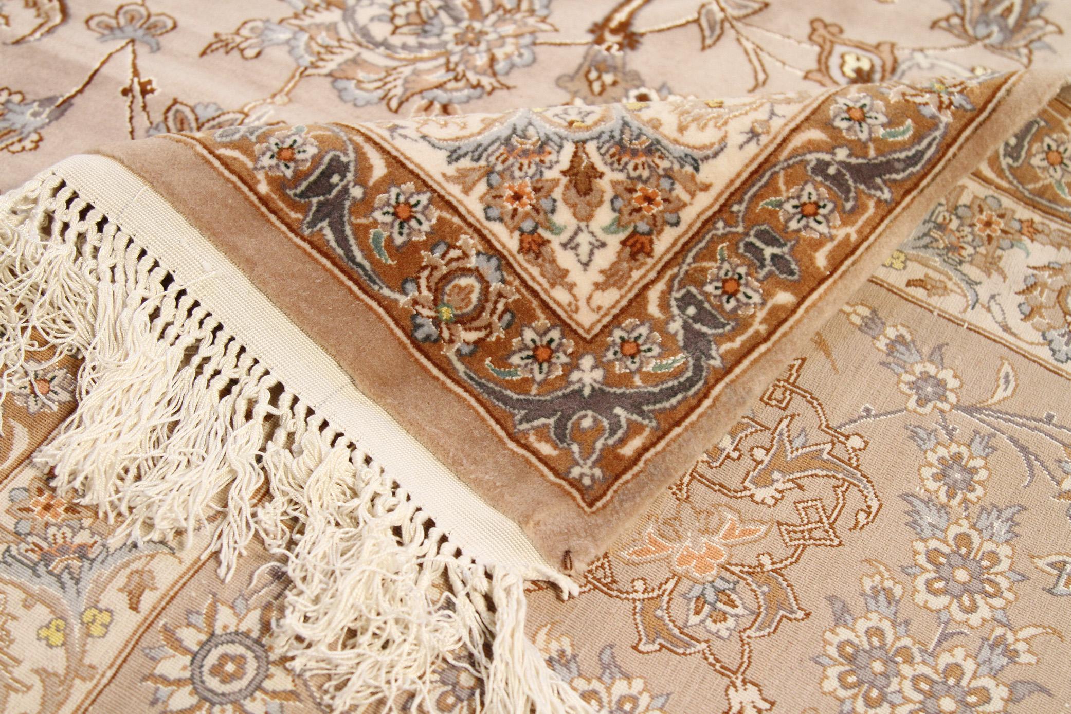 Perse Grand tapis persan d'Ispahan neuf avec des détails floraux bruns et gris sur toute sa surface en vente
