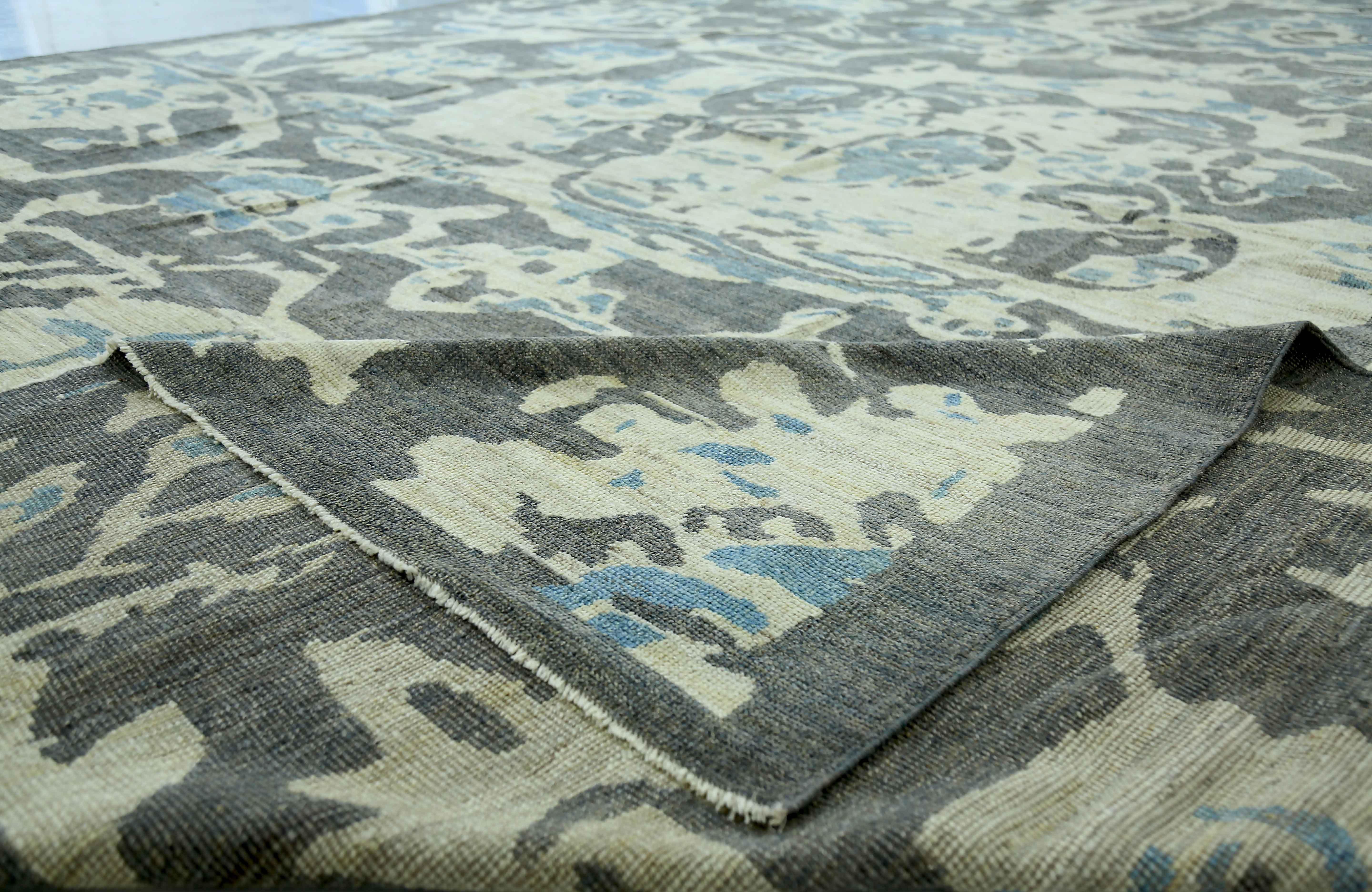 Großer türkischer Oushak-Teppich mit blauen und elfenbeinfarbenen Blumendetails auf grauem Feld im Angebot 4