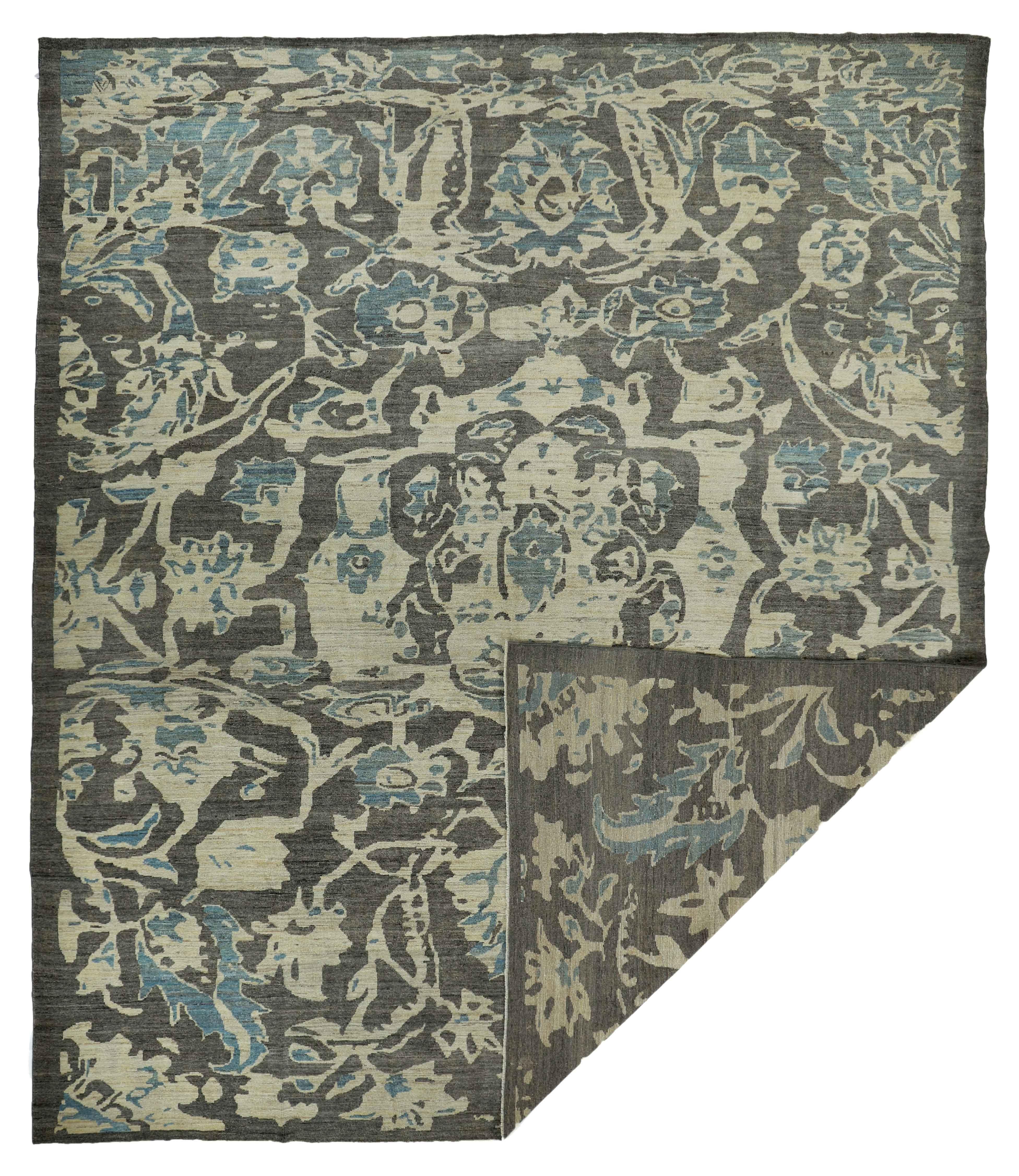 Großer türkischer Oushak-Teppich mit blauen und elfenbeinfarbenen Blumendetails auf grauem Feld (Türkisch) im Angebot